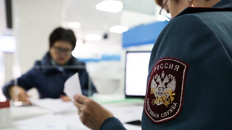 В «Единой России» обсуждают повышение налогов из-за обвала нефтяных цен Глава комитета Госдумы по бюджету и налогам Андрей Макаров в ходе обсуждения поправок в федеральный бюджет 2025 года законопроект № 914318-8 предостерег от предложений повысить налоговую нагрузку на отдельные отрасли экономики, в частности, на нефтяной и банковский секторы, пишет interfax.ru.