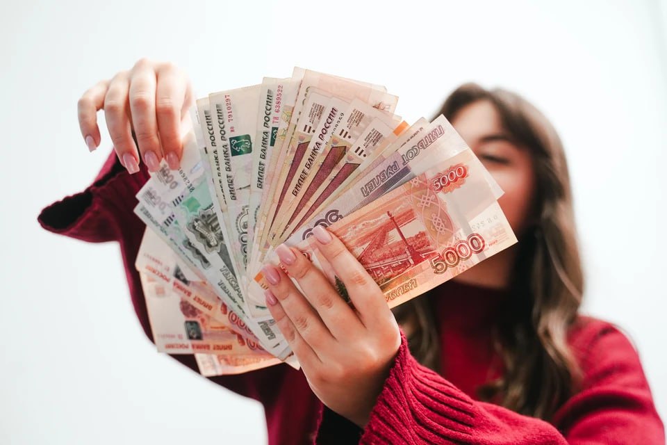 В Челябинский области размер средней предлагаемой зарплаты за три года вырос на 39 По итогам 2025 года медианная зарплата которую предлагают новому сотруднику на Южном Урале составила 69 6 тыс рублей Больше всего посулы увеличили те кто нанимает промоутеров Предлагаемая зарплата у них с 2023 года выросла на 117 Сейчас медианная плата которую обещают им за месяц работы равняется 65 тыс рублей Размер предложений для водителей вырос на 94 Им теперь сулят по 148 6 тыс рублей в месяц Предлагаемая зарплата для электромонтажников выросла на 92 и составила 112 4 тыс рублей Кроме того платить на 67 больше обещают артистам Медианное зарплатное предложение для них доросло до 50 тыс рублей Самая высокая предлагаемая зарплата у коммерческих директоров 200 тыс рублей Директорам теперь обещают на 58 больше денег чем три года назад   Подписаться на chelkp Мы в MAX