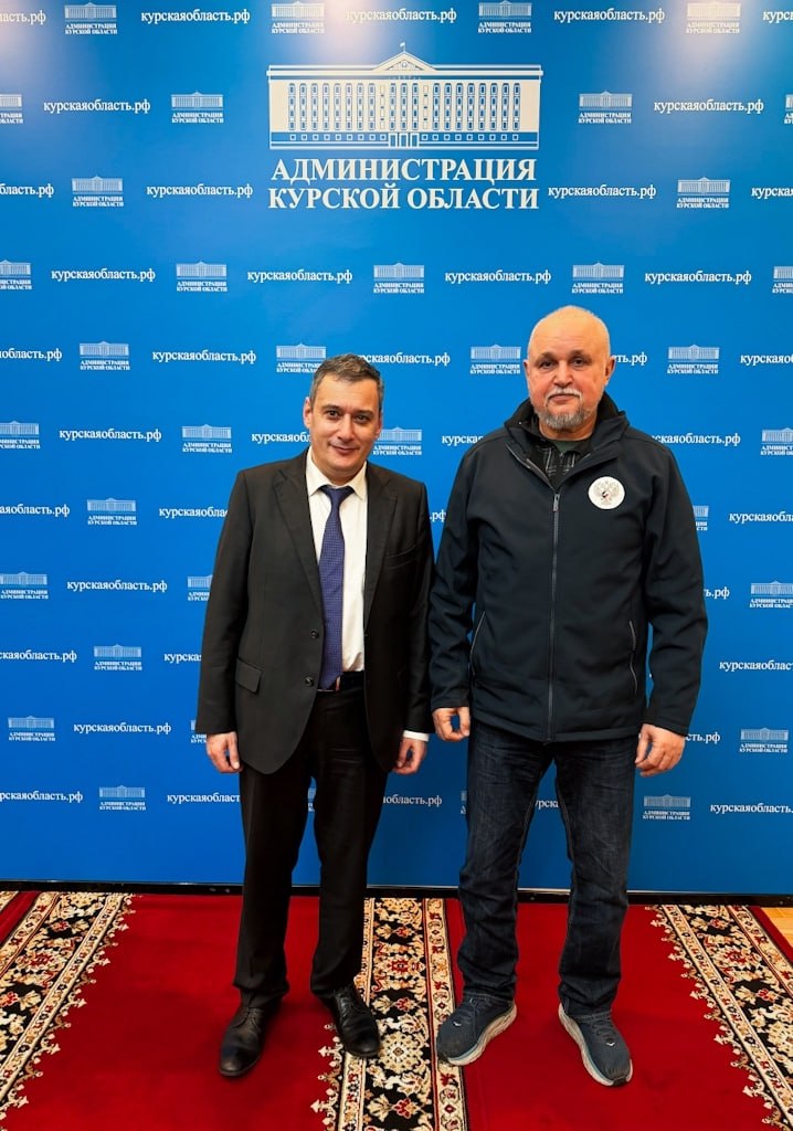 Александр Хинштейн рассказал о встрече с министром энергетики РФ Сергеем Цивилёвым Губернатор Курской области Александр Хинштейн провел в Курске рабочую встречу с министром энергетики России Сергеем Цивилёвым Сергей Евгеньевич приезжал чтобы лично оценить состояние и защищённость нашей энергосистемы К сожалению она становится целью врага и наша задача быть максимально готовыми к любым сценариям заявил Хинштейн На то как вести себя в случаях аварий есть запрос и у наших жителей обращались люди во время моего недавнего выезда во Льгов Отрабатываем вопрос совместно с федеральным ведомством По понятным причинам не могу рассказать обо всех вопросах и решениях которые обсуждали Федеральный центр оказывает мощную поддержку региону понимая все риски Сергей Евгеньевич постоянно приезжает в Курскую область лично держит ситуацию на контроле Не оставим наших жителей делаем всё возможное чтобы защитить и помочь подчеркнул глава региона Фото tg канал А Хинштейна