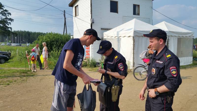  Полицейские Златоуста напомнили правила поведения на водоемах 1 июня в Златоустовском городском округе официально открылся купальный сезон. В городе функционирует пляж на пруду Тарелка. Только здесь профессиональные водолазы поисково-спасательного отряда очищают дно от опасных предметов. Проверенный участок водоёма огораживается буйками, заплывать за который не стоит. А на берегу есть пост аттестованных спасателей, которые готовы прийти на помощь. Полицейские напоминают правила поведения на водоёмах: купаться разрешается только на оборудованных пляжах; знак «Купание запрещено» предупреждает: купаться в этом месте может быть опасно; не стоит идти в воду в нетрезвом виде; заплывать на глубину можно только в том случае, если вы умеете хорошо плавать; не отпускайте маленьких детей одних на водоем; когда дети купаются, кто-то из взрослых должен наблюдать за ними с берега; не ныряйте в незнакомых местах, тем более со скалистых обрывов в необорудованных для этого местах. Если вы увидели тонущего человека, незамедлительно набирайте номера экстренных служб: 101, 102, 112. Фото предоставлено Первым Пожарно-спасательным отрядом г. Златоуста