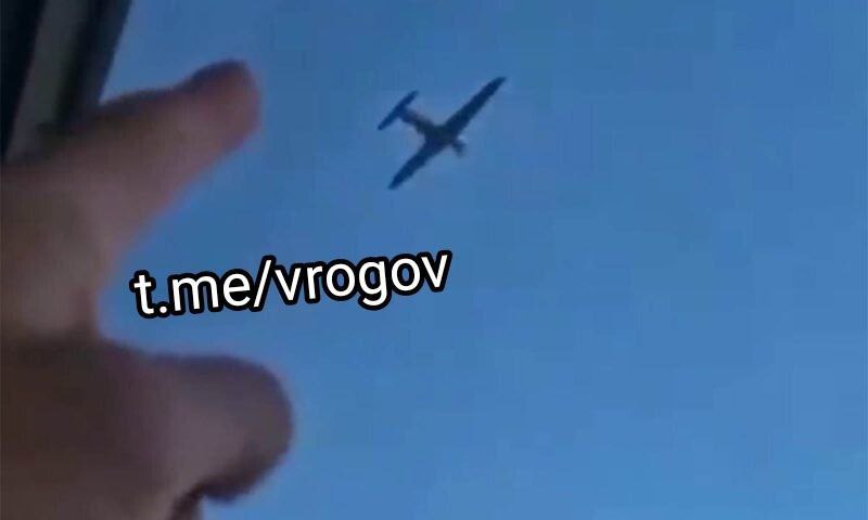 О дроновой атаке на Бердянск Над городом- главными морскими воротами Запорожья сбит вражеский БпЛА самолётного типа. Осколки сбитого дрона упали на территорию детского сада и территорию пожарно-спасательной части. В детском саду находились 18 человек, в их числе 12 детей. Слава Богу, никто не пострадал – ни из детей, ни из персонала детского сада и пожарной части. Дети эвакуированы, на месте работают оперативные службы. Владимир Рогов Рогов. Глас Народа