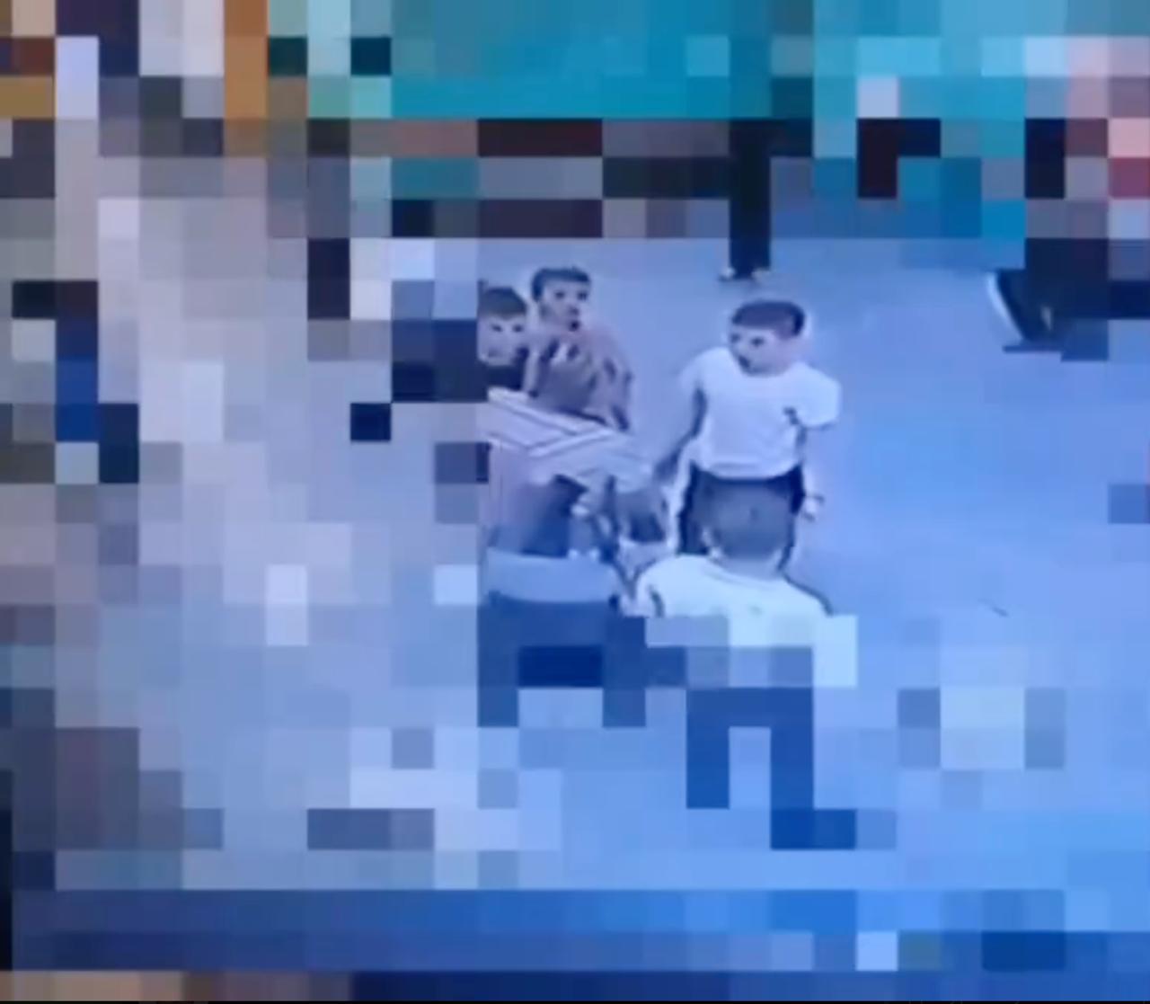 В Москве педагога ударившего учащегося по лицу уволят из школы сообщила директор образовательного учреждения Марина Сотникова Ранее стало известно что преподаватель дала пощечину 10 летнему мальчику с инвалидностью и диабетом У него произошел конфликт с другим учеником