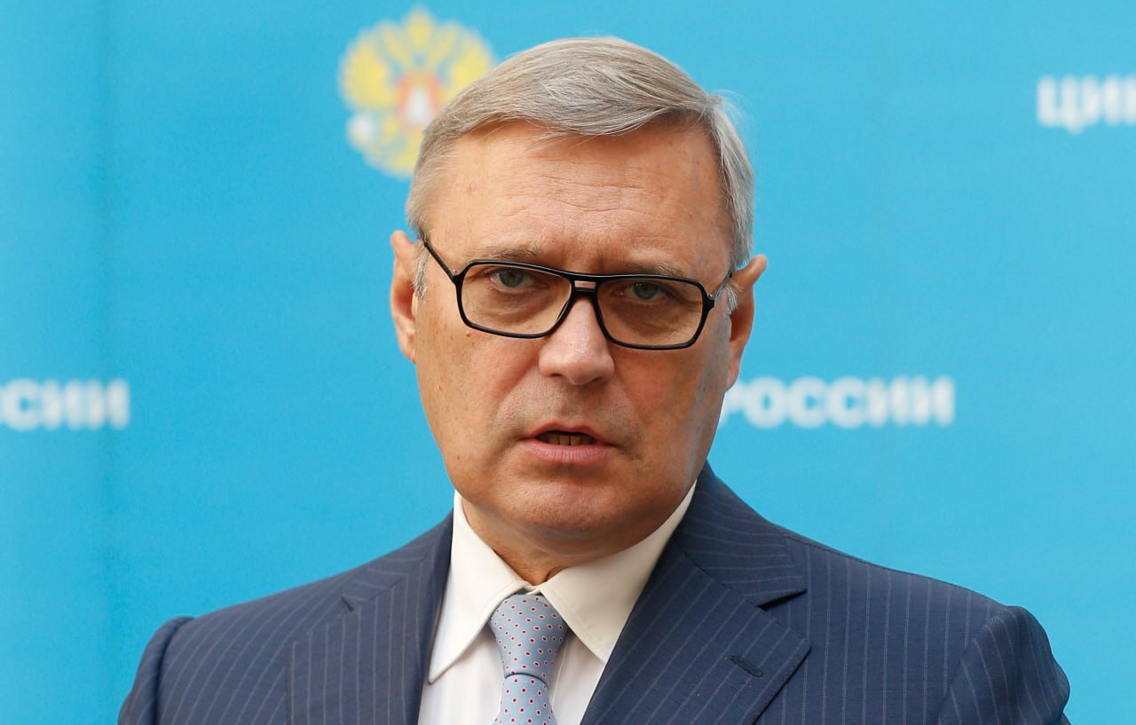 Экс премьер РФ Михаил Касьянов внесён в перечень террористов и экстремистов Касьянов возглавлял правительство России в 2000 2004 годах Всего сегодня в список внесли 24 человека среди них экономист и один из архитекторов антироссийских санкций Сергей Гуриев и главред Новой Газеты Европа бывший координатор Единой России Кирилл Мартынов Министерством юстиции РФ признан иностранным агентом Нежелательная организация