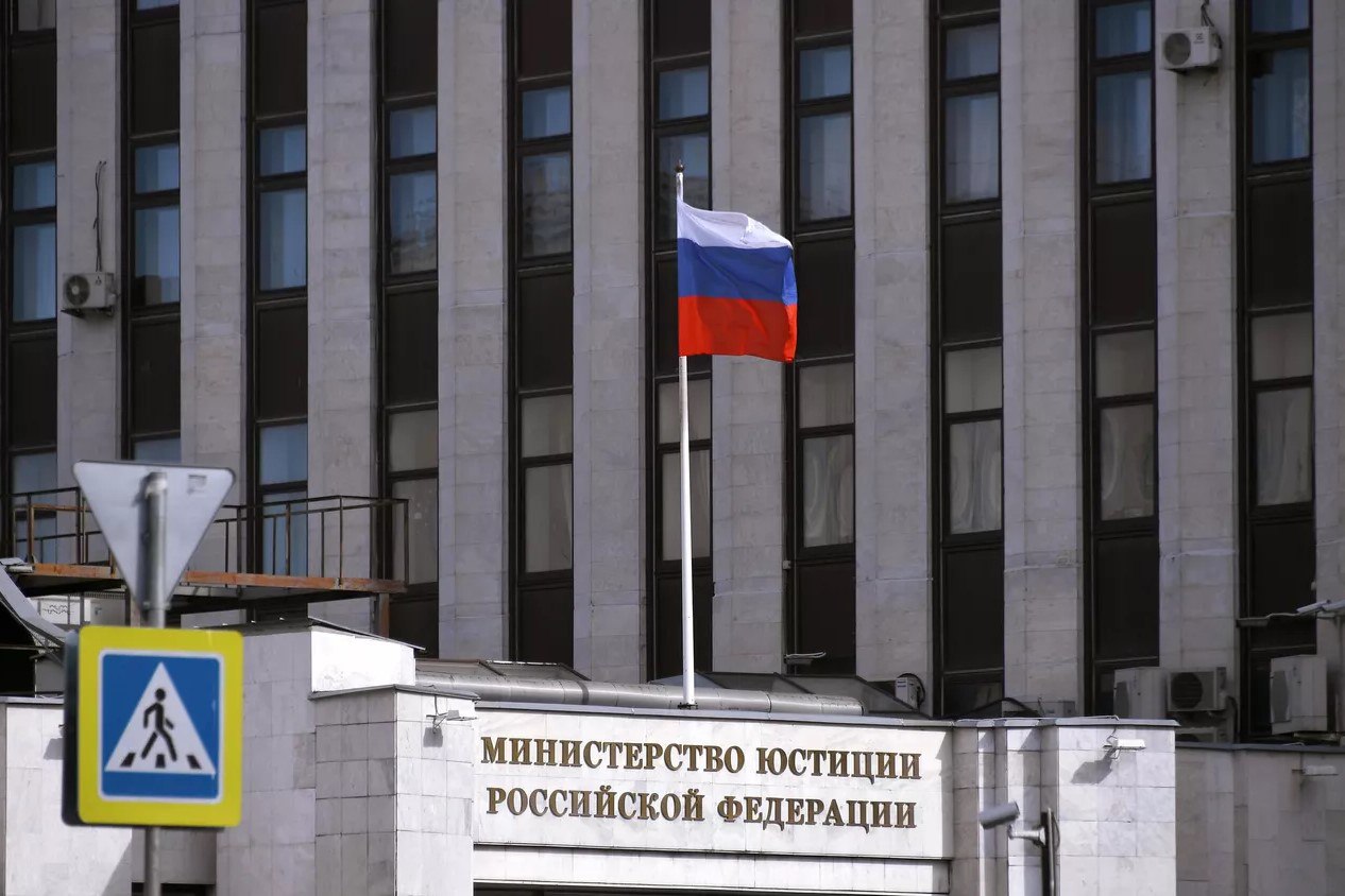 Новосибирского блогера из Академгородка признали иноагентом   Минюст РФ внес в список иноагнетов автора телеграм-канала «Ненаучный городок»   Андрея Сивенка .   24-летний новосибирский блогер Андрей Сивенок  внесен в «Реестр иностранных агентов» под номером 1044 8 августа 2025 года. Основанием для этого стала статья 7 Федерального закона от 14.07.2022 № 255-ФЗ «О контроле за деятельностью лиц, находящихся под иностранным влиянием».   Телеграм-канал, созданный Андреем Сивенком , имеет 7 тысяч подписчиков и повествует о повседневной жизни Академгородка.    внесен в список иностранных агентов Минюстом РФ     доменное имя информационного ресурса внесено в реестр иностранных агентов