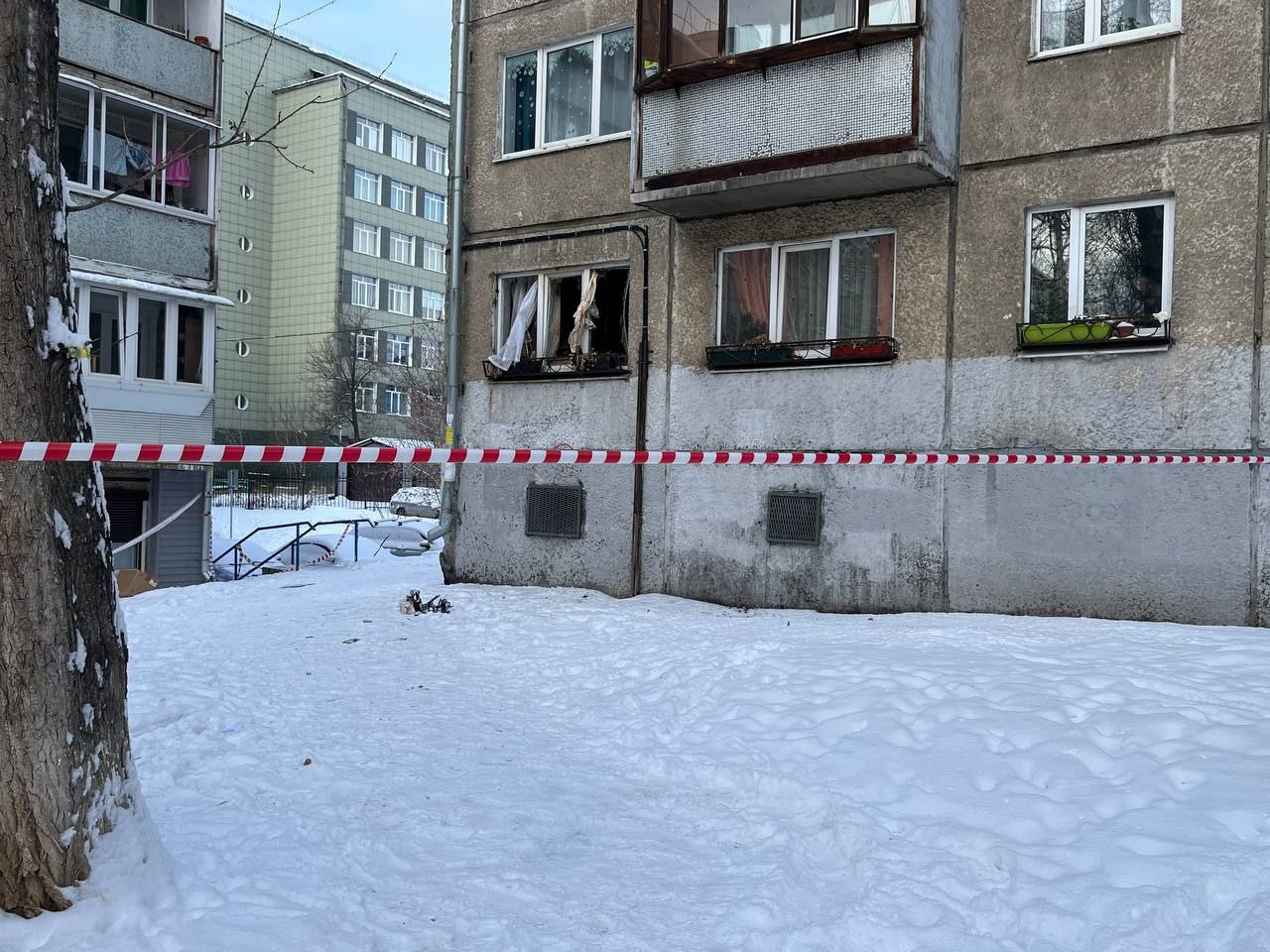 Взрыв пиротехники напугал жителей одного из многоэтажных панельных домов в иркутском микрорайоне Солнечный. Он произошел в квартире на первом этаже.  Сигнал о происшествии поступил в 9 часов утра. По информации правоохранителей, из-за сработавшей петарды или фейерверка  что это было конкретно, сейчас устанавливается  в помещении выбило стекла и межкомнатную дверь, оказались повреждены мебель и предметы интерьера. К счастью, никто не пострадал.  Сразу после случившегося на место прибыли полицейские, было установлено оцепление. В течение дня его сняли, но работа правоохранителей продолжается.  — Опасности для жильцов указанного помещения и соседних квартир нет, — уточнили в МВД.  Фото: пресс-служба ГУ МВД России по Иркутской области