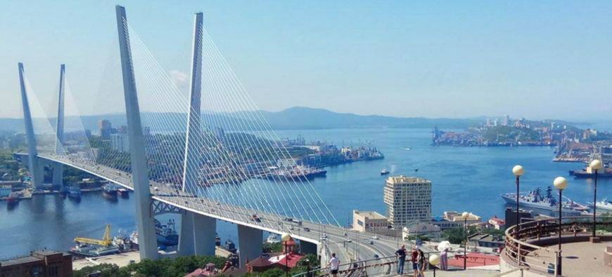 Пятизвездочный отель построят во Владивостоке ООО специализированный застройщик Альфагрупп Абакан построит во Владивостоке многофункциональный гостиничный комплекс Cosmos Selection Vladivostok Golden Horn объем вложений составит около 3 5 млрд рублей сообщила Корпорация развития Дальнего Востока и Арктики КРДВ На полях Восточного экономического форума ВЭФ 2025 во Владивостоке Корпорация развития Дальнего Востока и инвестор заключили соглашение о строительстве нового отеля Проект планируют реализовать с 2025 по 2037 годы Сейчас активно разрабатывают проектную документацию Новый пятизвездочный отель займет площадь 15 тысяч квадратных метров и будет включать 144 номера разных категорий Управлять комплексом будет Cosmos Hotel Group Новости Отели СтроительствоОтеля ОтелиВладивостока Новости Отелей