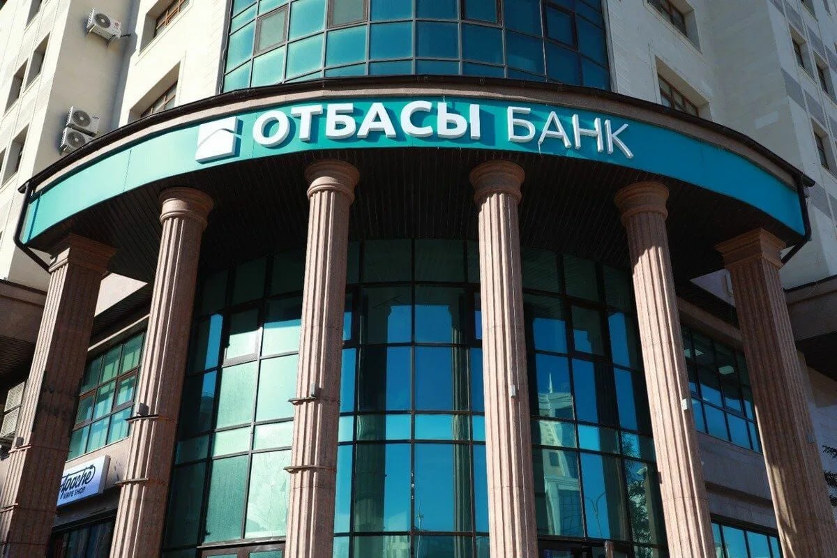 В каких банках казахстанцы чаще всего открывают долгосрочные депозиты На первом месте по росту долгосрочных вкладов стоит Отбасы Банк Около 3 1 млн казахстанцев хранят там 2 5 трлн тенге за год сумма таких депозитов выросла на 267 6 млрд На втором Bereke Bank Вклады увеличились на 136 9 млрд тенге до 315 4 млрд На третьем Банк ЦентрКредит с ростом на 102 млрд до 1 трлн тенге Также в топ 5 вошли Freedom Bank 101 5 млрд до 120 млрд и Bank RBK 76 2 млрд до 81 5 млрд В целом долгосрочные депозиты казахстанцев достигли 8 трлн тенге что на 8 9 больше чем годом ранее