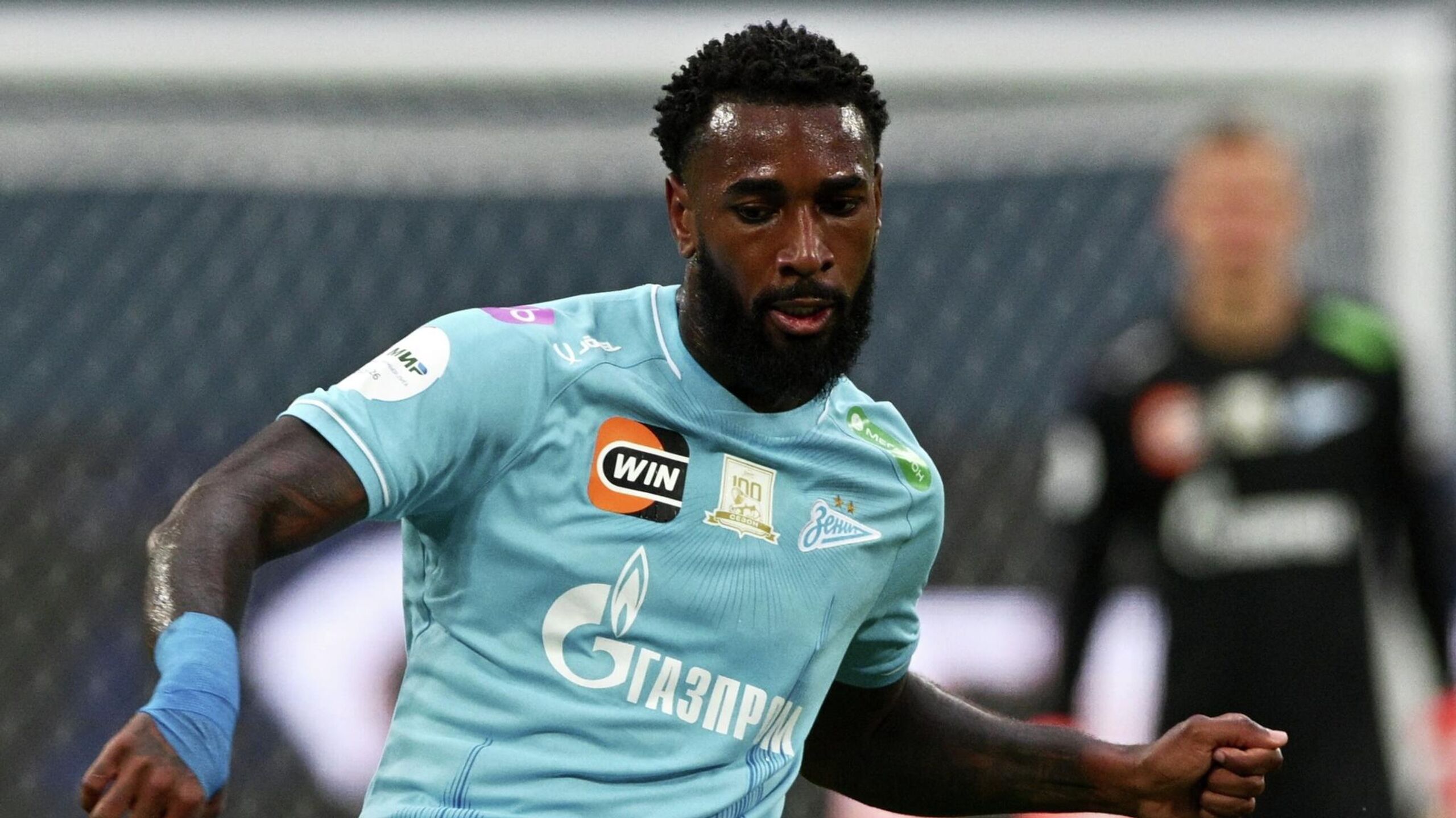 Сторона футболиста петербургского Зенита Жерсона с оптимизмом рассматривает вариант перехода в бразильский Крузейро для возможности вызова в сборную Бразилии на чемпионат мира заявил отец и агент игрока Маркан Силва Ранее бразильские СМИ сообщали что Зенит готов купить защитника Крузейро Жонатана Жезуса за 8 миллионов евро Отмечается что бразильский клуб готов провести трансфер в обмен на переход из Зенита Жерсона и доплату У нас все идет хорошо в переговорах Нам нужно сосредоточиться на чемпионате мира но вариант с Крузейро очень выгоден для Жерсона Он игрок которого хотят заполучить многие бразильские клубы Когда он вернется из отпуска конечно все захотят его заполучить приводит слова Силвы Itatiaia