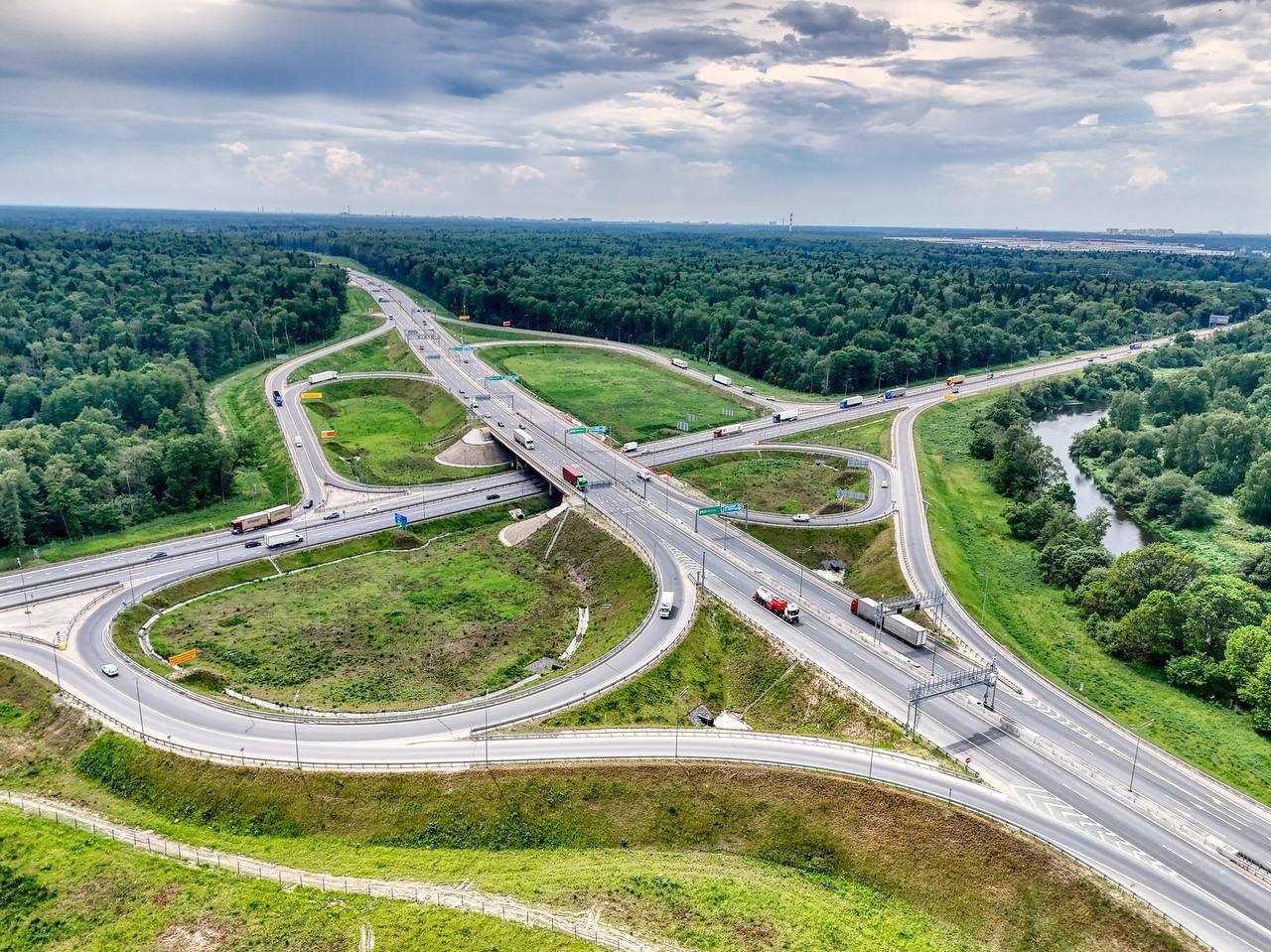 Хуснуллин развитие 2160 опорных населенных пунктов улучшит жизнь 111 млн россиян В Национальном центре Россия прошла сессия презентация 100 проектов России Строительство ключевой темой которой стала масштабная программа пространственного развития опорных населенных пунктов По словам вице премьера Марата Хуснуллина определены 2160 опорных пунктов от крупных агломераций до малых городов и сельских поселений их развитие позволит повысить связанность территорий и на 30 улучшить качество жизни людей В обновленную методику оценки качества жизни вошли 16 ключевых компонентов Среди них жилье дороги коммунальная инфраструктура цифровизация газификация и благоустройство Гендиректор Фонда развития территорий Василий Купызин подчеркнул что показатель качества автомобильных дорог был добавлен в методику отдельно по поручению Хуснуллина для обеспечения связанности территорий Подписывайся на Голос страны в МАХ