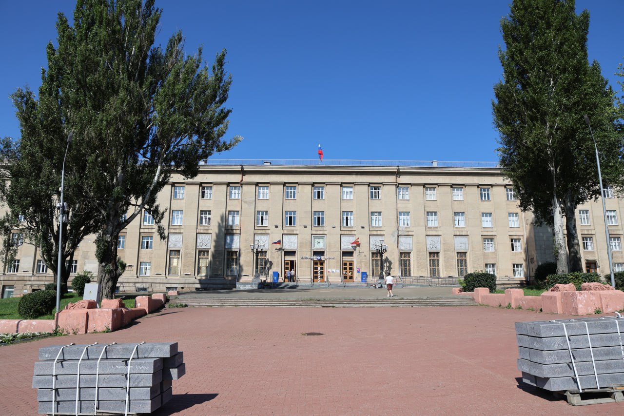 В Курске обновят сквер у Главпочтамта на Красной площади    В ближайшее время приступят к благоустройству зеленой зоны. Заменят гранитный бордюр, тротуарную плитку, отремонтируют и восстановят ступени. Также озеленят территорию. Основные работы завершат до 15 сентября.     Территорию для благоустройства выбирали куряне во время онлайн голосования.  — Вход на Главпочтамт будет осуществляться со стороны улиц Марата и Урицкого. При выполнении работ снос деревьев на территории сквера не предусматривается, — подчеркнул Сергей Котляров.     Вести-Курск. Только проверенная информация       Прислать новость