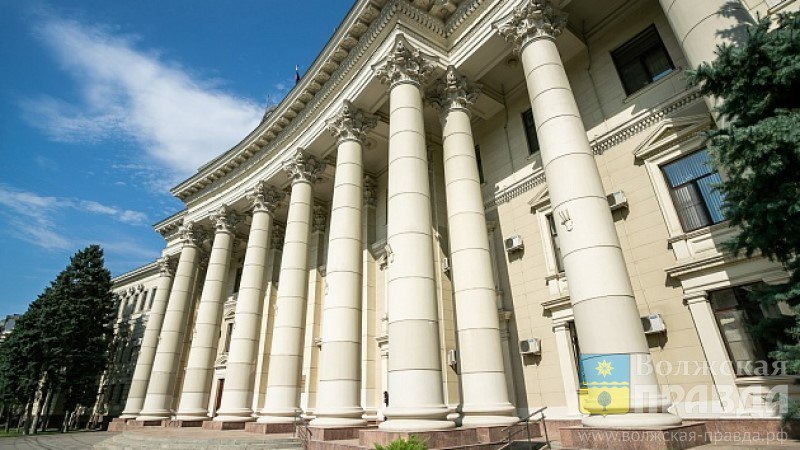 Зарплаты чиновников Волгоградской области решено не индексировать Запланированную с 1 октября индексацию зарплат региональных чиновников депутатов и сотрудников аппарата областной думы решено отменить Она должна была повысить их денежное содержание в 1 045 раза Корректировки вносятся в связи с изменением параметров бюджета на 2025 год и на следующие два года Перед этим индексация зарплат госслужащих Волгоградской области и лиц замещающих государственные должности проводилась с 1 декабря прошлого года Тогда повышение денежного содержания составило 15 Волжская правда Подписаться