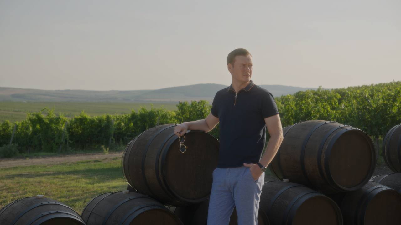 Красное вино это эмоция вкуса винодел Раевского рассказал над каким вином он предпочитает работать Кое что интересное из первой серии второго сезона фильма Время вина люди премьера которого состоялась 10 декабря Винодел хозяйств Раевское Алексей Сидоренко рассказал что ему интереснее изготавливать красные вина Мне нравится работать больше с красным потому что для белого ты получил сок поставил контроль температуры и оно бродит С красным больше работы это эмоция вкуса где ты вовремя снимаешь с мезги либо продолжаешь держать на мезге либо кладешь в бочку и понимаешь готово или нет С красным всегда больше работы винодела чем с белым на мой взгляд отметил он По словам Сидоренко у него есть право первой брачной ночи с каждым виноградником отбирать виноград для своего вина до того как он поступит на основное производство Отвечая на вопрос о чем он мечтает Сидоренко рассказал что хочет сделать вино которым будет доволен на 100 Он предполагает что возможно достигнет этого состояния к 75 годам Помимо Раевского ведущие программы Артур Саркисян и Екатерина Столярова посетили винодельню Фанагория и попробовали вина главного винодела Юрия Узунова который работает на хозяйстве уже 41 сезон Посмотреть первую серию можно тут времявина Подписаться Время вина