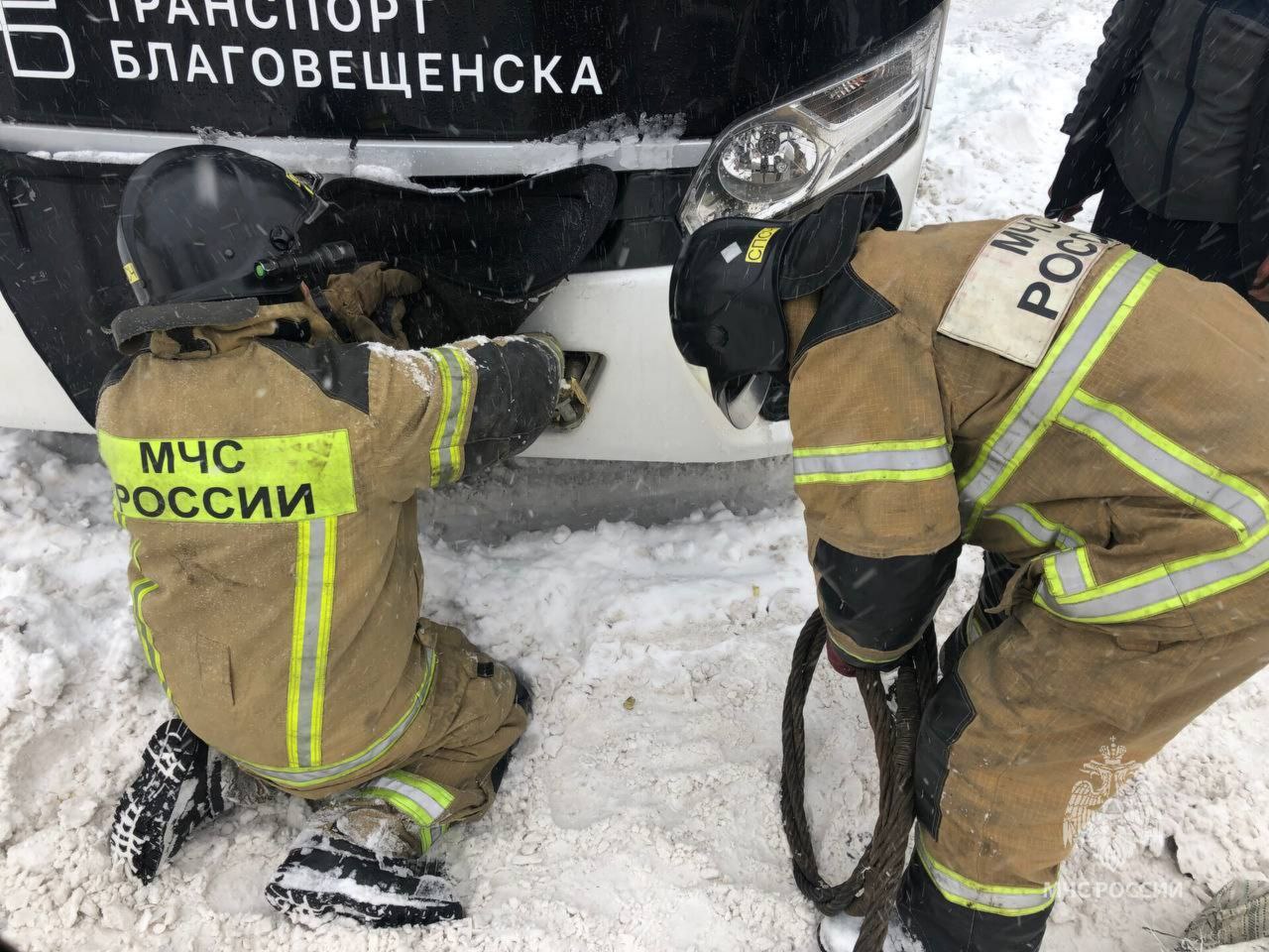 Огнеборцы МЧС России помогли жителям города Благовещенска выбраться из сугробов   Сотрудники специализированной пожарно-спасательной части МЧС Амурской области    возвращались в подразделение, когда увидели застрявшие в сугробах легковой автомобиль и пассажирский автобус.    Огнеборцы не проехали мимо, остановились и помогли водителям областной столицы вытащить из снега автотранспорт. Автобус вытянули лебёдкой с помощью пожарного автомобиля, а легковушку – своими силами.          Реклама