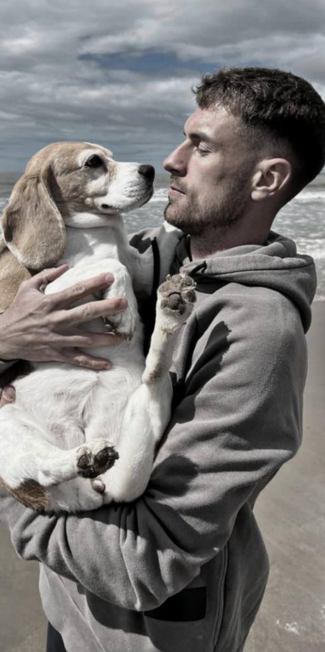 Аарон Рэмзи расторг контракт с мексиканскими Пумас из за пропажи своей собаки 10 летняя собака валлийца по имени Хейло пропала из отеля для животных в начале октября Рэмзи обещал выплатить 20 тысяч долларов за информацию о любимце потратил несколько недель на поиски Хейло но пса так и не нашли По информации ESPN Mexico пропажа собаки выбила полузащитника из колеи плюс на решение об уходе повлияли постоянные мышечные боли За Пумас Рэмзи отыграл всего 6 матчей и отметился одним голом