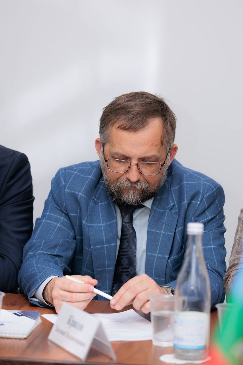 «Перезапуск Общественного штаба по наблюдению за выборами прошел сегодня живо и интересно. Чувствовалось, что в Общественной палате собрались неравнодушные за судьбу страны и нашей республики люди. Было видно, что «штабисты» знают и понимают стоящие задачи и готовы их решать. Так что уверен, что выборная кампания пройдет на уровне. Впереди нас ждут выборы всего в двух муниципальных районах, но это не снижает нашей ответственности. Информационная группа готова освещать как подготовку, так и сам ход выборной кампании»,- подчеркнул руководитель информационной группы Общественного штаба по общественному контролю и наблюдению на выборах Евгений Владимирович Кратов.