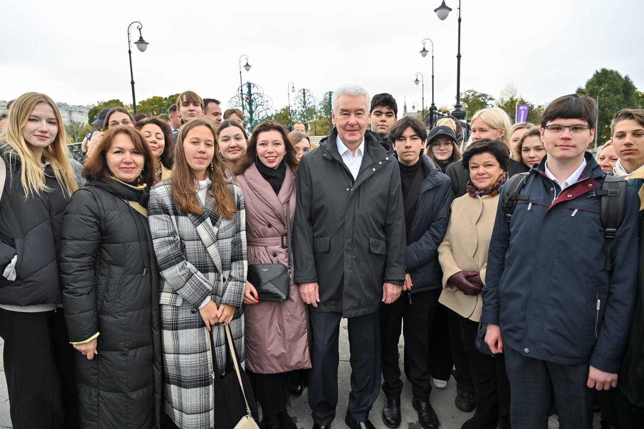 Благоустроенную Кадашевскую набережную открыли в Москве.   Это одна из самых старинных набережных столицы.   Что было сделано   Специалисты соединили Овчинниковскую и Якиманскую набережные в один прогулочный маршрут.   Сделали широкие пешеходные тротуары, установили удобные скамейки, велопарковки и высадили много деревьев и кустарников.    В рамках программы "Чистое небо" воздушные кабельные линии перенесены в подземные коллекторы.    Также были обновлены Старомонетный и Пыжевский переулки, расположенные поблизости.    До 2030 года благоустроят ещё 36 столичных набережных.  Фото и видео: Telegram-канал "Мэр Москвы Сергей Собянин"