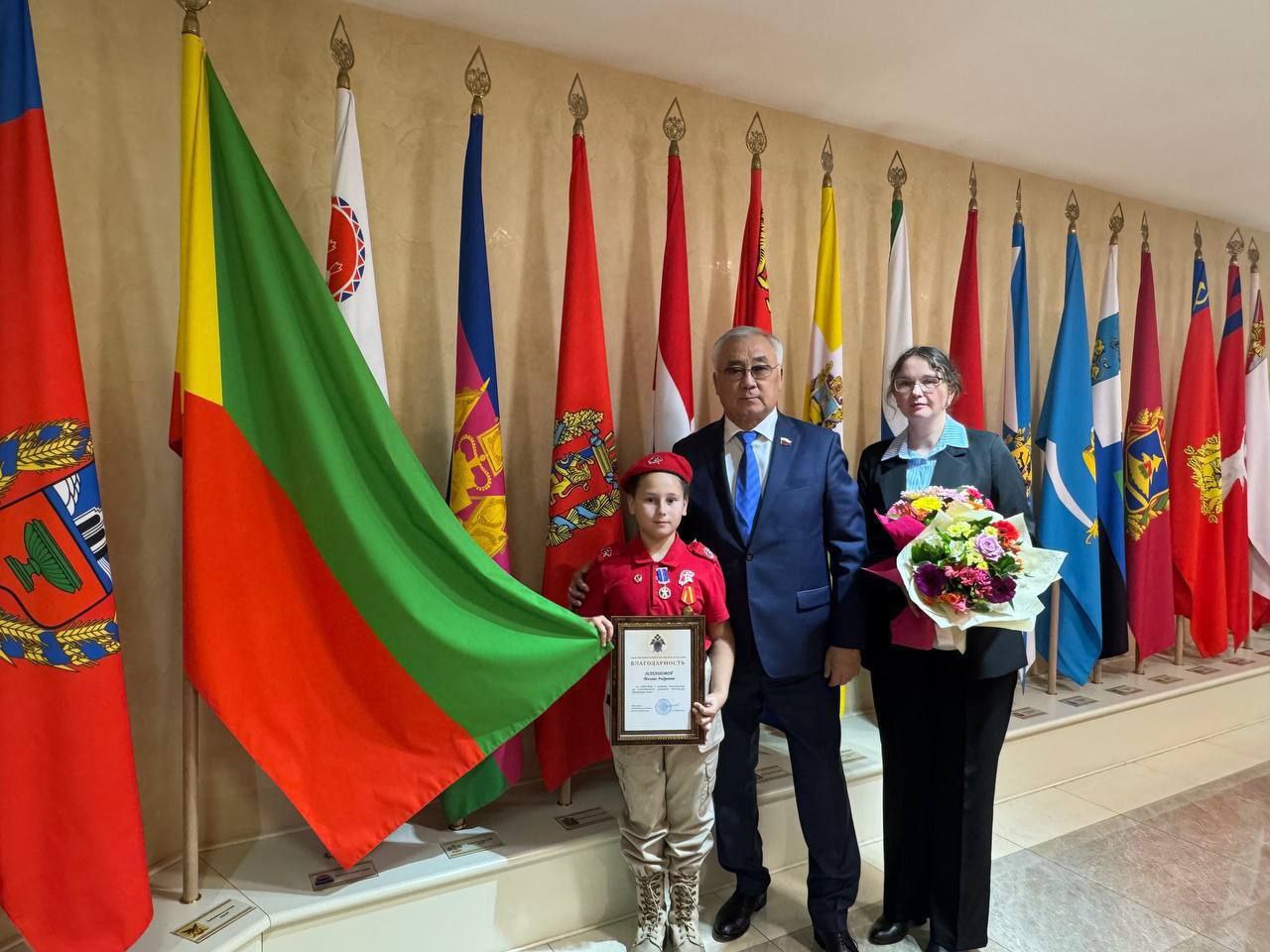 Девочка из Петровск Забайкальска получила медаль за спасение друга от собаки Десятилетней Милане Асташовой из Петровск Забайкальского округа в Москве вручили памятную медаль Совета Федерации За проявленное мужество Девочка играла на площадке вместе с одноклассником Матвеем Когда ребята пошли домой на мальчика напала собака Милана попыталась его защитить Поняв что справиться в одиночку не сможет она не растерялась и позвала на помощь Медаль Милане вручил Герой Советского Союза Игорь Запорожан совместно с сенатором РФ Баиром Жамсуевым Фото тг канал 18 Николая Горюнова   ChitaMedia Забайкальский край