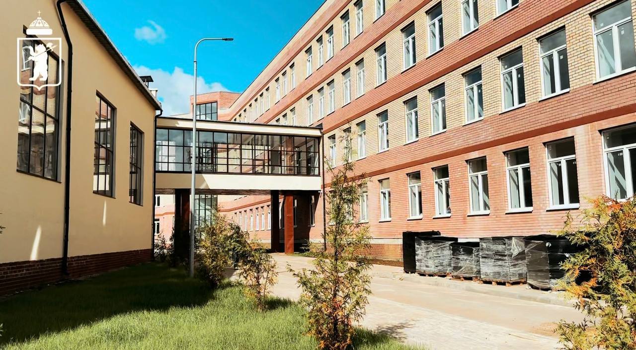 Получили разрешение на ввод в эксплуатацию здания новой школы на Московском проспекте В начале 2026 года школа будет готова встречать своих первых учеников Новое здание рассчитано на 1100 ребят с 1 по 11 класс и располагает стадионом с площадками для различных видов спорта включая хоккей футбол и лёгкую атлетику Напомню в ноябре были завершены все строительные работы и установлено необходимое оборудование для учебного процесса Ученики смогут пользоваться современным спорткомплексом с бассейном просторной столовой на 500 человек и большим актовым залом В здании предусмотрена необходимая инфраструктура для маломобильных групп населения Строительство школы велось в рамках национального проекта Образование запущенного Президентом России Владимиром Путиным