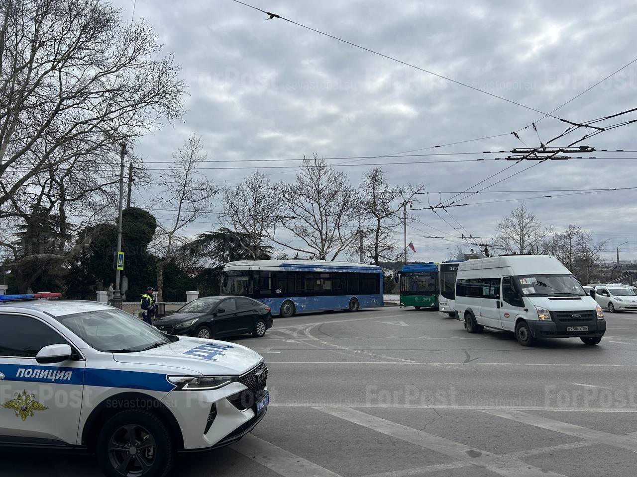 В центре Севастополя полностью перекрыли движение   Дальше Суворова транспорт не пускают, образовалась пробка. Официальной информации о причинах происходящего пока нет.    ForPost