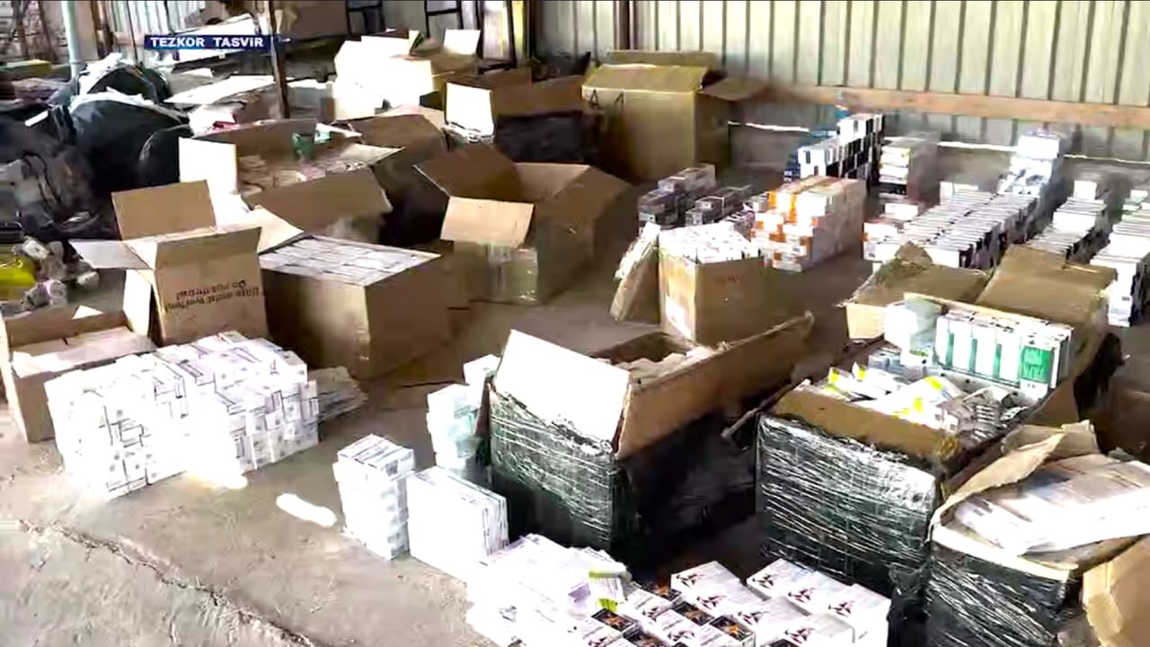 В Узбекистан пытались незаконно ввезти лекарства стоимостью более 5 млрд сумов. Груз шел из России и Казахстана через таможенный пост "Яллама" в Ташобласти. В общей сложности в республику пытались провезти свыше 52 тыс. таблеток 214 разновидностей. Их спрятали среди книг, аксессуаров и одежды без соответствующих документов. Следствие выяснило, что гражданин Казахстана обещал подозреваемым $2 тыс. за переправку груза.