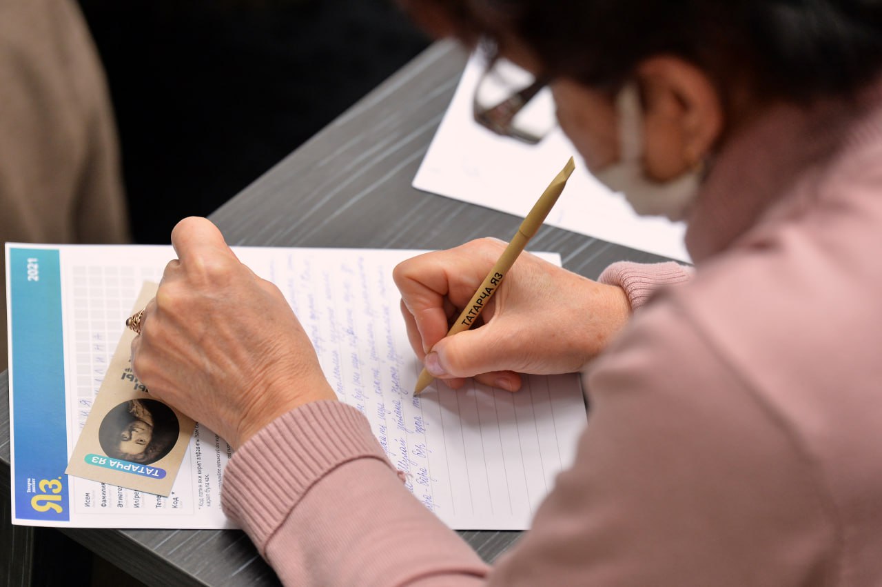 Юбилейный десятый Татарча диктант пройдет с 14 по 16 ноября Подробнее о конкурсе организаторы диктанта рассказали на пресс конференции в Татар информе В регионах России и районах Татарстана а также за рубежом будут организованы офлайн площадки Для онлайн участников будет доступна электронная форма для написания диктанта Участие в акции бесплатное Написать диктант может любой желающий независимо от возраста пола образования религиозной принадлежности профессии семейного положения и интересов Участников ждут адаптированные отрывки из текстов Каюма Насыри Кабуснаме и Әбүгалисина а также отрывок из путевых заметок Мухаммета Магдеева Җир йөзендә алты кыйтга На Земле шесть материков Тексты выбранные для диктанта отличаются по уровню сложности Самые сложные будут писаться в Татарстане и Башкортостане а самые легкие за рубежом Точки для проведения диктанта в этом году зарегистрировали в 68 регионах России и 26 иностранных государствах включая страны СНГ Египет Италию Францию Венгрию Германию и ряд других В прошлом году диктант можно было написать латиницей однако в этом году работы будут приниматься только на кириллице В Татарстане диктант будут писать 14 ноября в 10 часов утра Основной площадкой для участия в акции в Казани станет конференц зал Института филологии и межкультурной коммуникации КФУ В других регионах России диктант будут писать 15 ноября а за рубежом 16 ноября В Казани грамотность текстов проверят специалисты ИФМК а тексты из других пунктов местные организаторы На проверку отведен один месяц Организаторами акции выступают Всемирный форум татарской молодежи Всемирный конгресс татар Министерство по делам молодежи РТ и Казанский федеральный университет Подпишитесь на iatatarinform Читайте нас в MAX