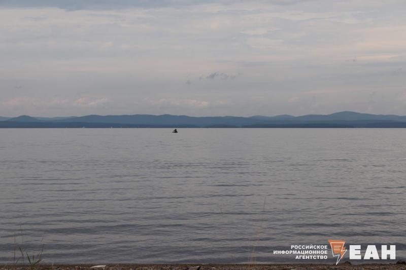 Базу отдыха через суд хотят заставить снести забор на берегу озера Увильды Государственное бюджетное учреждение Особо охраняемые природные территории Челябинской области потребовало обеспечить свободный доступ к водоему Соответствующий иск к базе отдыха Лесная сказка поступил в Арбитражный суд региона Структура минэкологии требует обязать ответчика демонтировать металлический забор Суд принял иск и возбудил производство по делу Первое заседание назначили на 25 февраля Подписаться на канал ЕАН Челябинск