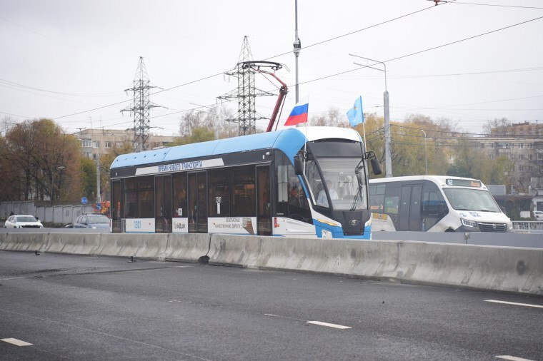 Трамваи будут останавливаться на минаевском мосту с 10 декабря Вагоны маршрутов 9 10 и 22 будут осуществлять высадку и посадку пассажиров на остановке УлГУ Пока подняться на остановку можно только по внутренней лестнице но скоро планируют запустить лифт Администрация города Ульяновска Репортер 73 Наш канал в MAX