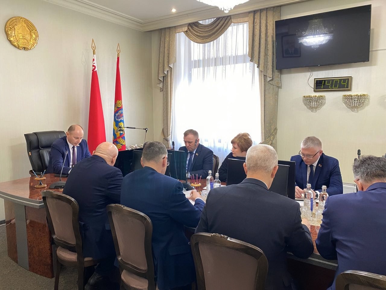 На заседании штаба у губернатора обсудили подготовку к XIII Форуму регионов Беларуси и России Темой ежегодной встречи высоких делегаций станет экономическое взаимодействие основа устойчивого развития Беларуси и России Мы должны сделать все чтобы форум прошел прошел на высоком организационном уровне А для этого у нас есть все необходимые ресурсы отметил Алексей Кушнаренко 25 июня будут работать 10 тематических секций на самых передовых площадках Минщины ОАО БЕЛАЗ СЗАО БЕЛДЖИ ЗАО БНБК ОАО Агрокомбинат Дзержинский и т д За каждой будет закреплен ответственный руководитель из Минского облисполкома Будут организованы площадки для экспертов из аналитических сообществ политических партий и государственных органов Беларуси и России  26 июня состоится Пленарное заседание в Национальном выставочном центре БелЭкспо где будет работать ярмарка выставка товаров Подписаться на канал