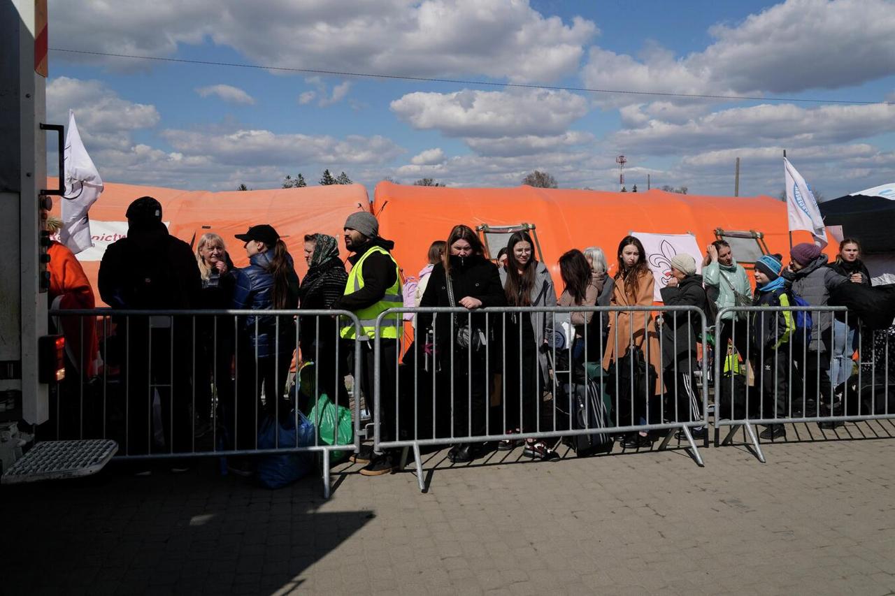 Латвийские власти пересмотрят программу поддержки украинских беженцев на ближайшие годы анонсируют местные СМИ Ожидается что расходы на эти цели сократятся а часть льгот могут отменить Согласно приоритетам в бюджете средства пойдут на развитие оборонного комплекса