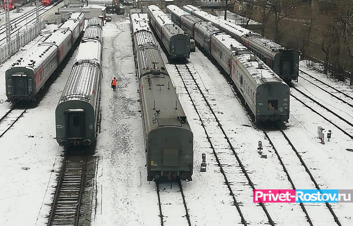 Десятки поездов задерживаются в Ростовской области  Вероятно, причиной стал выпавший снег. Об этом сообщили в соцсетях «Северо-Кавказской пригородной пассажирской компании».  Из-за технических причин на час был задержан поезд № 6164 Лихая - Ростов по прибытии на станцию Персиановка. Состав № 6402 маршрутом Ростов - Батайск на 29 минут позже отправится со станции Ростов.  Во время отправления со стации Персиановка на два часа задерживается поезд № 6162 Лихая - Ростов. Поезд № 6518/6516 Кутейниково – Ростов задержали на 25 минут на станции Каменоломни.  Кроме того, составы № 6264/6263/6265/6267 Ростов - Краснодар на 25 минут позже отправятся с остановочного пункта 1 375 км по техническим причинам.  Поезд № 6155 Ростов - Лихая также на час задержан по отправлении с остановочного пункта Цикуновка.   -Rostov.ru