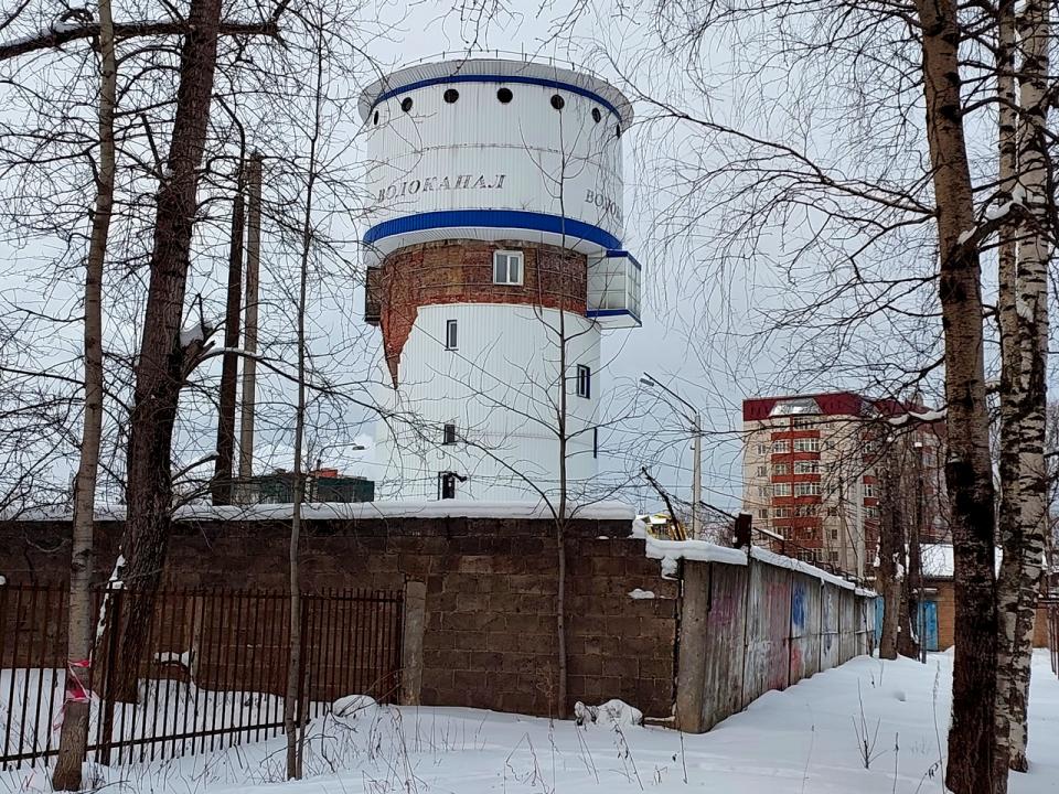 В Сыктывкаре хотят демонтировать старую водонапорную башню. Соответствующий аукцион по поиску подрядчика для разработки проекта организации работ по сносу строения появился на «Госзакупках», — сообщает БНК. Это старая башня размером с шестиэтажное здание общей площадью 424,5 квадратных метра. Сейчас в ней размещаются мастерская и диспетчерские. Подписаться Прислать новость