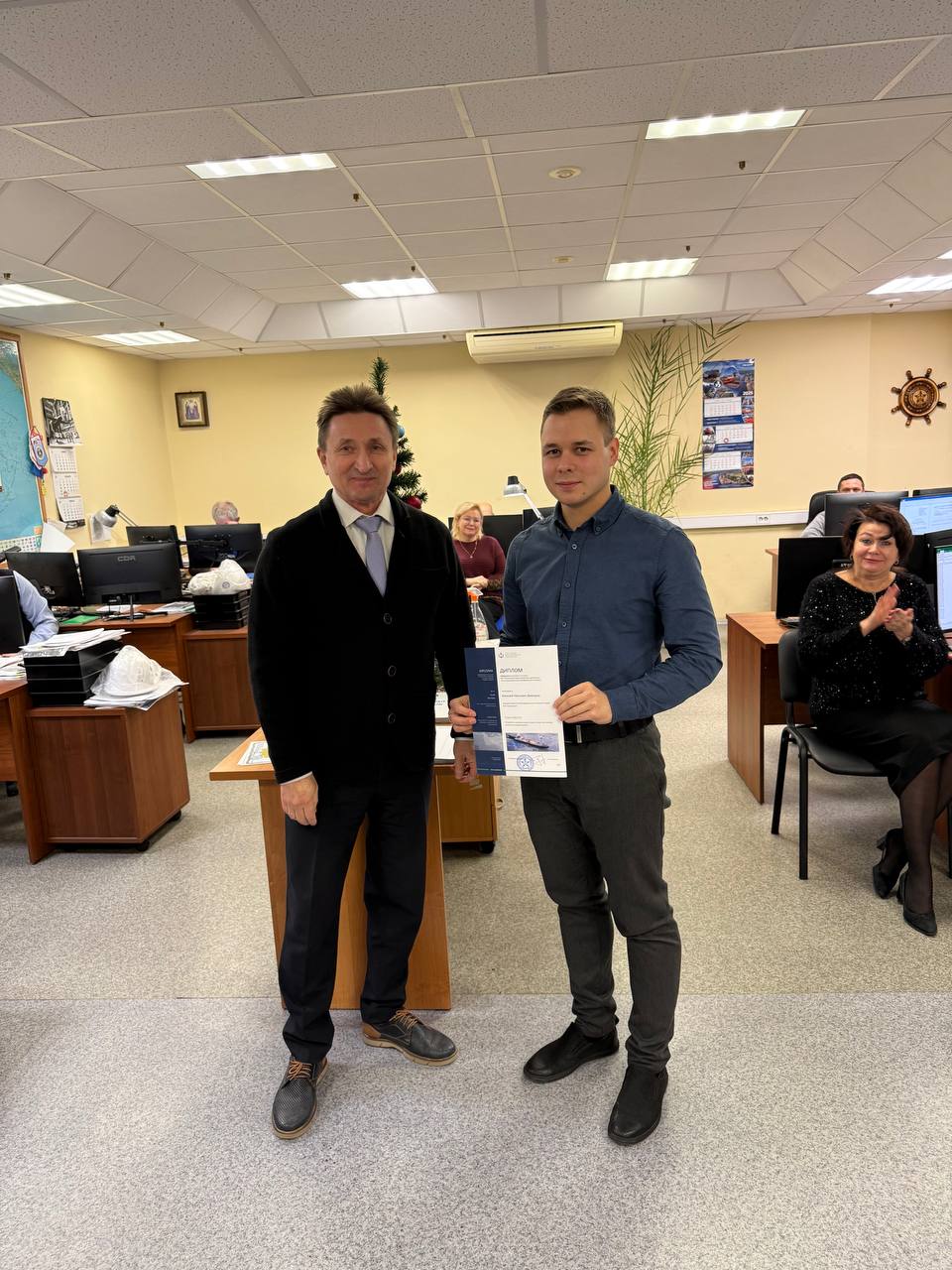 ПроектыРС В Архангельске наградили лауреатов конкурса РС на лучшую выпускную квалификационную работу Торжественное вручение дипломов участникам конкурса состоялось на площадке Архангельского филиала Регистра Молодых специалистов поздравил руководитель подразделения Андрей Папин Оба лауреата представляют Северный Арктический федеральный университет имени М В Ломоносова САФУ В число победителей конкурса вошел Василий Демидов представивший на суд жюри свою магистерскую диссертацию Разработка методики оценки ходкости судна при помощи численного моделирования Кроме диплома за I место в конкурсе РС в ходе церемонии награждения Василий получил также диплом участника конкурса Молодой кораблестроитель инженер года 2025 Дипломом за II место в конкурсе выпускных квалификационных работ награжден еще один магистр САФУ Константин Лубенченко за работу Оптимизация и расчеты прочности судовых конструкций методом конечных элементов Итоги очередного конкурса на лучшие выпускные квалификационные работы Регистр объявил в октябре 2025 года в канун Нового года заслуженные награды получили победители из Санкт Петербурга Конкурс объединяющий студентов со всей стороны РС ежегодно проводит с 2013 года Работы оценивает профессиональная комиссия в которую входят ведущие специалисты Регистра Фото РС Читайте наши новости также в MAX