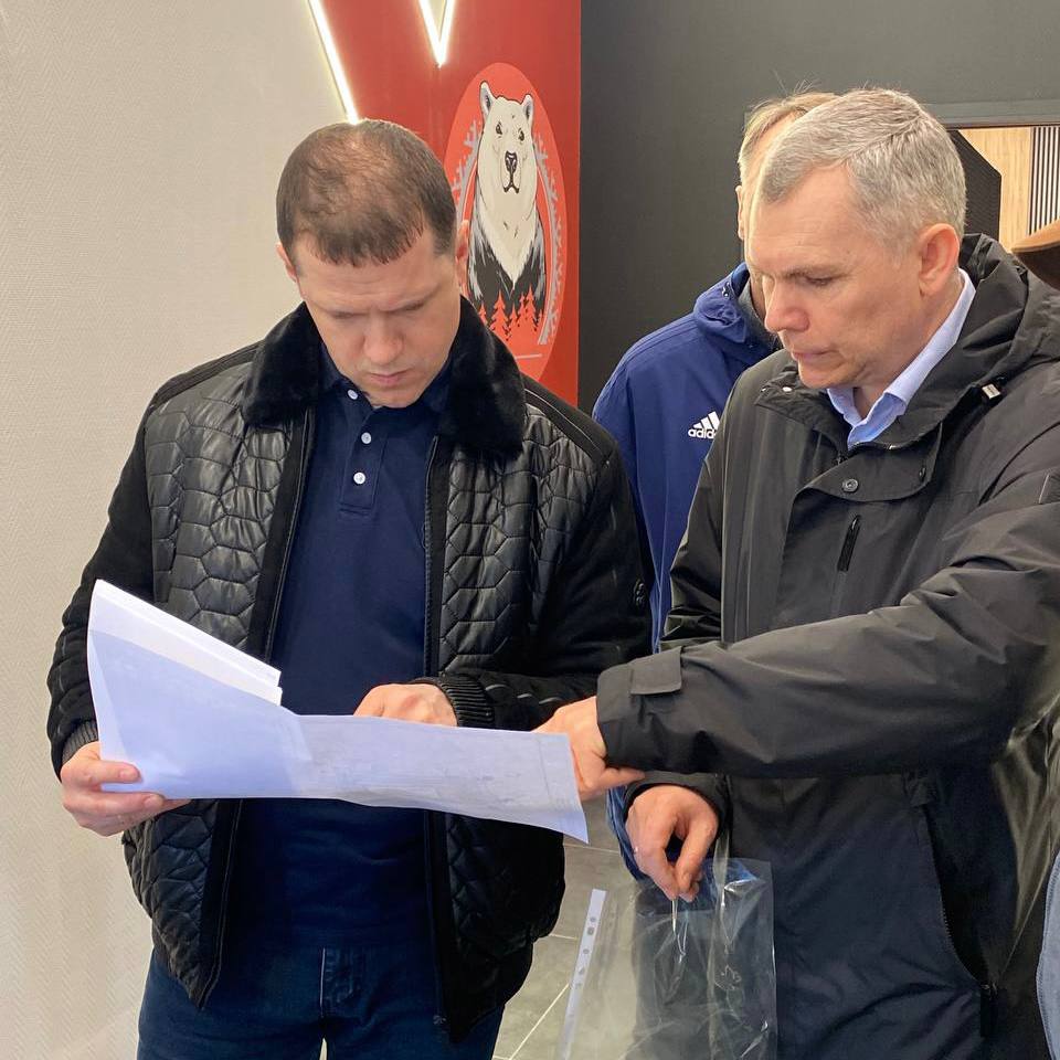 Директор окружного департамента по физической культуре и спорту Александр Кусенко отправился в рабочую поездку в Шурышкарский район Целью рабочего визита является посещение спортивных объектов и проведение совещаний по вопросам развития физической культуры и спорта в районе. В ходе поездки директор департамента совместно с заместителем главы Шурышкарского района Екатериной Артеевой посетит: строящийся в с. Мужи центр единоборств «Северный характер» открытую тренировку по боксу лыжную базу крытый хоккейный корт молодежно-спортивный центр «Парковка». На Ямале уделяется большое внимание созданию условий для занятий физической культурой и спортом. За последние пять лет в округе построено 11 центров единоборств, 6 ледовых катков, 12 лыжных баз, 21 спортивно-оздоровительный комплекс. 291 262 человека в возрасте от 3 до 80 лет регулярно занимаются физической культурой и спортом, из них 108 646 детей и подростков. В округе культивируется 100 видов спорта. #ЯмалСпорт Ямал Спорт Поддержать нас бустом
