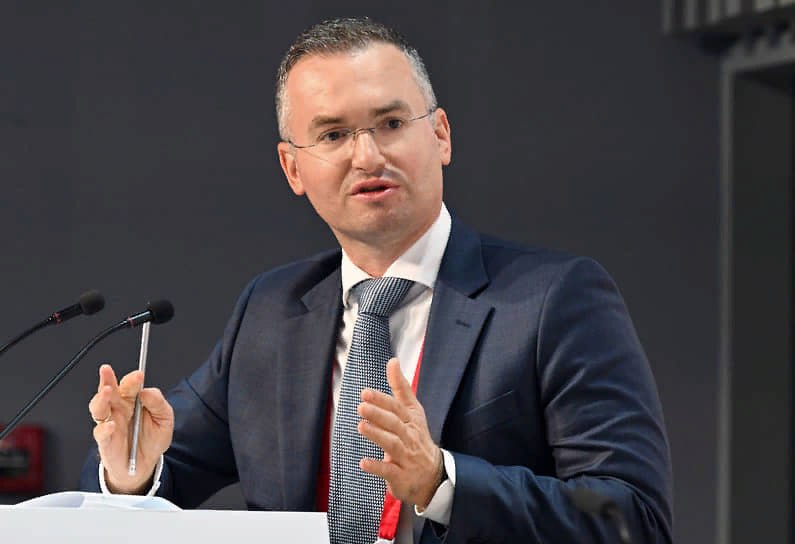Минфин обсуждает идею отмены НДФЛ с дивидендов, поступающих на ИИС — РБК  «По дивидендам [на ИИС] было принято решение пока не о том, чтобы освободить [их] от налогов — они облагаются. Но если ты облагаешь их налогом, то ты можешь выводить на свой банковский счет — такое решение уже было принято. Следующим шагом сейчас идет дискуссия о том, чтобы не облагать дивиденды  налогом, но тогда ты должен их держать дольше на ИИСе. Донастройка ИИС — да, пересмотр долгосрочной концепции — нет», — рассказал заместитель министра финансов Иван Чебесков.  Читать далее