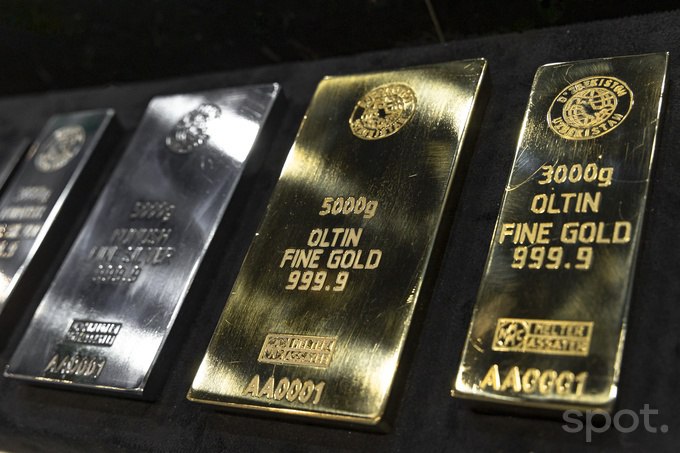 В Узбекистане можно будет покупать золото через приложения банков Клиенты после идентификации смогут приобретать слитки онлайн в мобильном приложении Им будет предоставлен секретный код по которому в филиале банка можно будет получить слиток с предъявлением удостоверения личности Помимо мерных слитков через приложение можно будет купить драгметалл в электронной форме без выдачи на руки Для этого клиент должен будет открыть обезличенный металлический счет на котором будет учитываться виртуальный эквивалент золота и серебра в граммах www spot uz ru 2025 11 04 gold trade Telegram Instagram YouTube