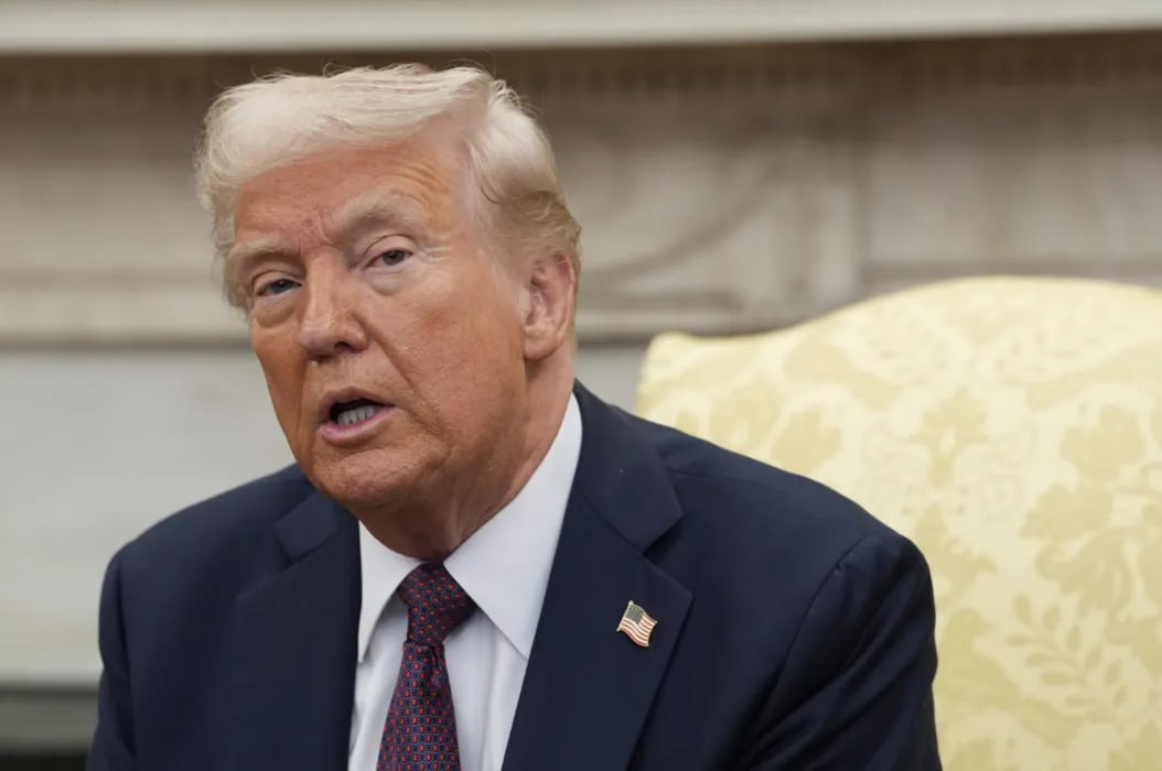 Трамп раскритиковал Walmart за рост цен из-за пошлин Президент США Дональд Трамп подверг жесткой критике крупнейшего по выручке в мире ретейлера - американскую корпорацию Walmart - за решение повысить цены на товары из-за введенных администрацией Соединенных Штатов таможенных пошлин. Глава государства заявил, что корпорация "должна съесть тарифы" и "не брать с уважаемых покупателей ничего". "Я буду следить и ваши покупатели тоже!" - предупредил он. "Walmart должна прекратить попытки называть тарифы в качестве причины повышения цен по всей цепочке. В прошлом году Walmart заработала миллиарды долларов, гораздо больше, чем ожидалось", - подчеркнул Трамп.