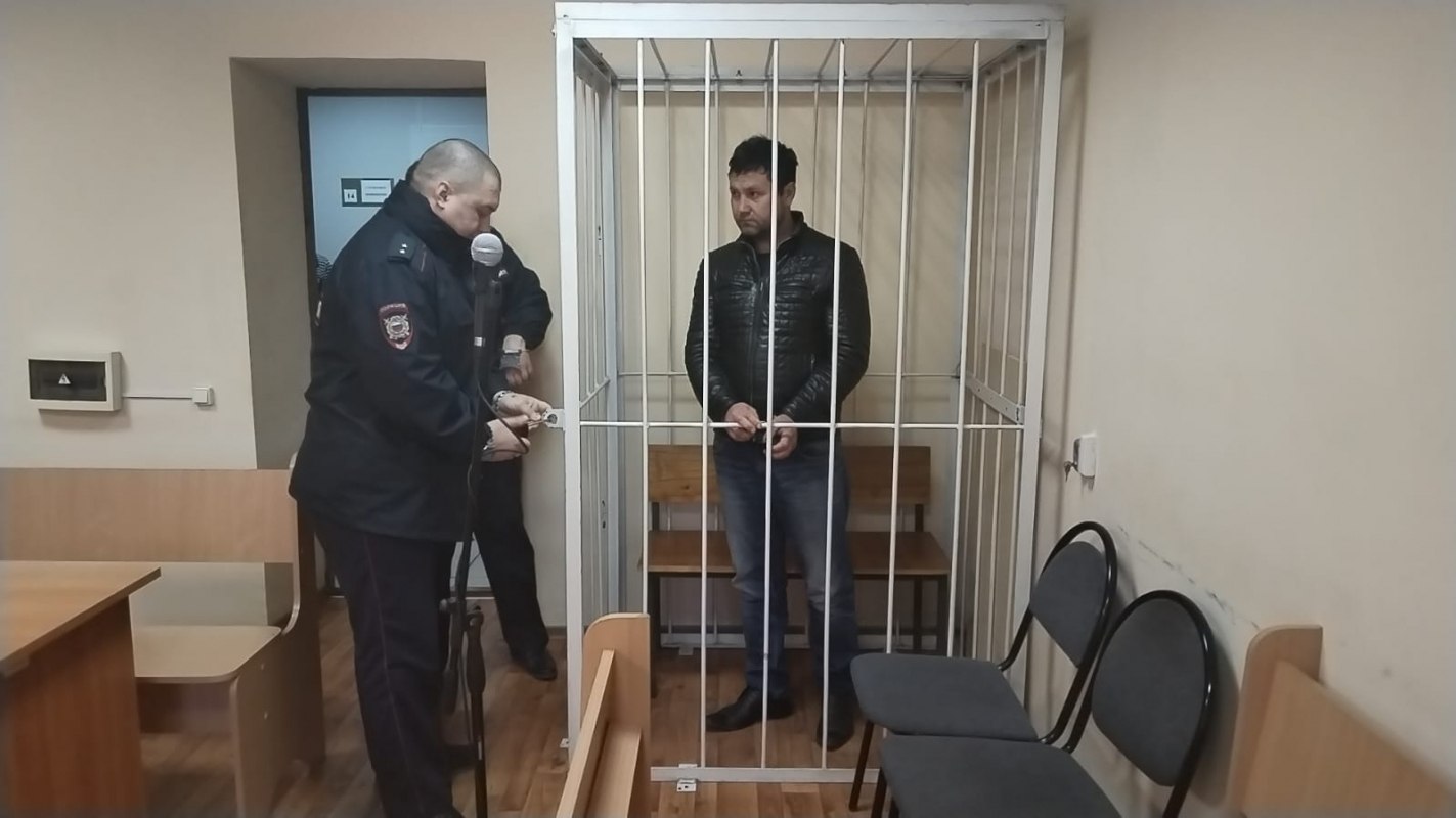 Orenday Оренбург Бузулукский районный суд избирает меру пресечения обидчику девочки подростка Мужчина обвиняется в грабеже с применением насилия в отношении 15 летней девочки Нетрезвый мужчина увязался вслед за юной жительницей Бузулука которая возвращалась из школы Выбрав подходящий момент он зажал жертву в углу и ударив в живот отобрал телефон За жертву вступились случайные прохожие мать с дочерью