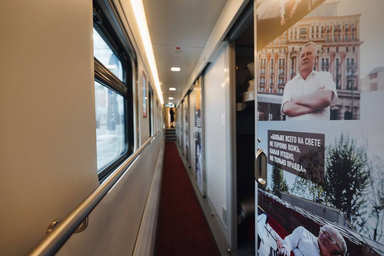 Леонид Слуцкий дал старт отправке первого тематического поезда Россия Жириновский В первый рейс по маршруту Москва Адлер пассажирский поезд с брендированным вагоном отправили Председатель ЛДПР Леонид Слуцкий вместе с однопартийцами генеральный директор председатель правления ОАО РЖД Олег Белозёров генеральный директор АО ФПК Владимир Пястолов и другие почетные гости 18 таких поездов будут курсировать по маршрутам Москва Адлер Москва Казань и Москва Владивосток в течение всего 2026 го года Это общий проект ЛДПР Фонда памяти и наследия Владимира Жириновского и ОАО РЖД В самих купе мини библиотека с наиболее известными трудами Основателя ЛДПР а на дверях его исторические фотографии и избранные цитаты В вагонах бистро и вагонах ресторанах можно попробовать специальное меню куда включили любимые блюда Владимира Жириновского лапша по дунгански с говядиной лагман узбекский плов котлета из трех сортов мяса и многое другое Люди разных возрастов профессий места жительства будут знакомиться с колоссальным наследием Владимира Жириновского отметил Леонид Слуцкий