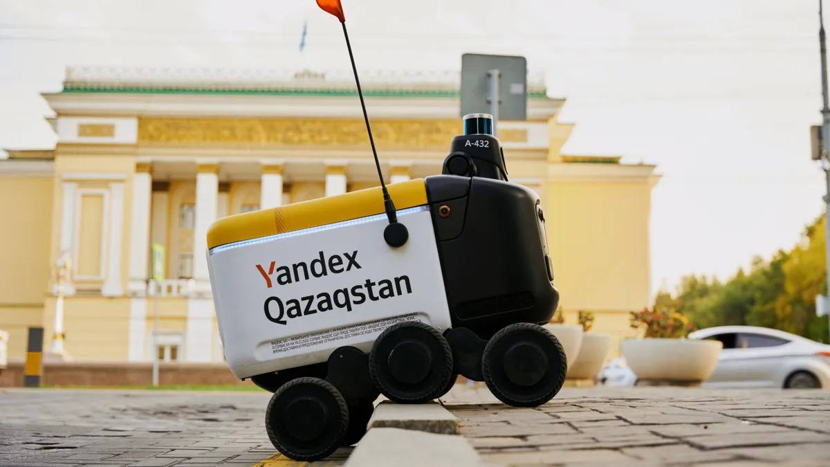 Yandex Qazaqstan запускает Центр технологий для общества  Yandex Qazaqstan объявил о запуске Центра технологий для общества, который будет поддерживать социально значимые проекты в Казахстане. Центр объединит казахстанских ученых с технологиями Yandex Cloud для решения важных общественных задач в областях науки, образования, здравоохранения, экологии и культуры.   Заявки на участие принимаются от научных организаций, вузов, студентов и бизнеса. Центр предлагает экспертную помощь, доступ к облачным технологиям и ресурсы для продвижения проектов. Приоритет отдается инициативам, способным улучшить качество жизни в стране.   Генеральный директор YandexCloud в Казахстане Арыстанбек Джолдасбеков подчеркнул важность технологий в решении социальных проблем и призвал команды отправлять заявки на поддержку своих проектов. Полные условия участия можно найти на сайте Центра.   /atamekenbusiness