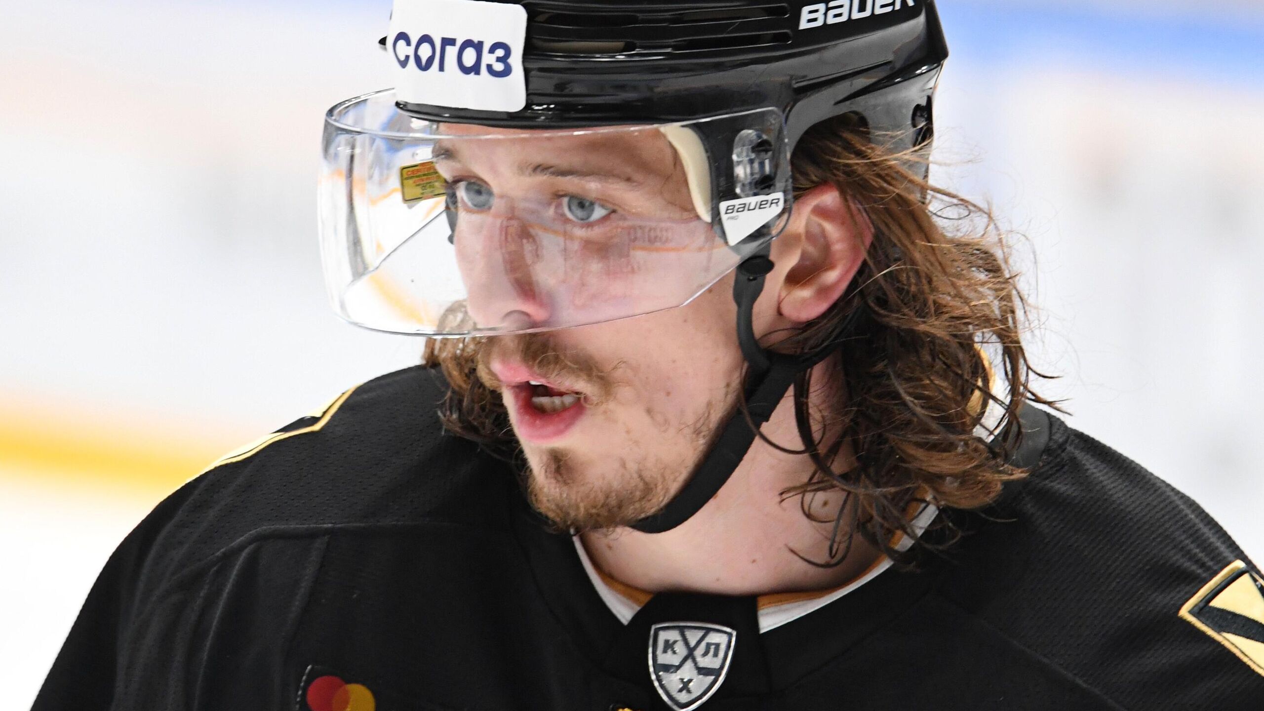 Капитан владивостокского Адмирала чех Либор Шулак забросил шайбу в собственные ворота при игре в большинстве в третьем периоде матча регулярного чемпионата Континентальной хоккейной лиги КХЛ против казанского Ак Барса Адмирал принимает Ак Барс в понедельник На 44 й минуте уступая со счетом 2 3 хозяева получили численное преимущество Спустя минуту Шулак под давлением соперника в собственной зоне сделал вираж за ворота после чего отправил шайбу под щитки собственному вратарю Арсению Цибе Гол записали на защитника Ак Барса Илью Карпухина