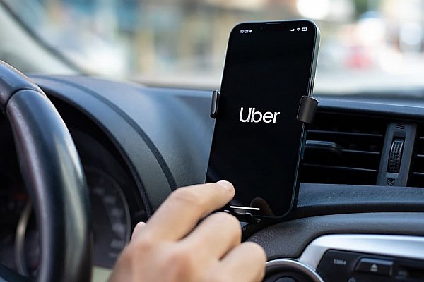 Сервис такси Uber сделает доступными полеты на вертолетах Cервис такси Uber со следующего года сделает доступными на своей платформе пассажирские полёты на вертолетах в рамках партнерства с транспортной компанией Joby Aviation следует из пресс релиза Joby Joby Aviation компания разрабатывающая электрические воздушные такси для коммерческих пассажирских перевозок и Uber Technologies крупнейшая в мире платформа для совместных поездок и доставки сегодня объявили о том что планируют уже в следующем году внедрить услуги воздушной мобильности Blade в приложение Uber говорится в сообщении Услуги Blade предоставляются через сеть посадочных пунктов каждый из которых имеет специальные залы ожидания для пассажиров После интеграции пользователи смогут бронировать рейсы в приложении Uber aviaru net n287525