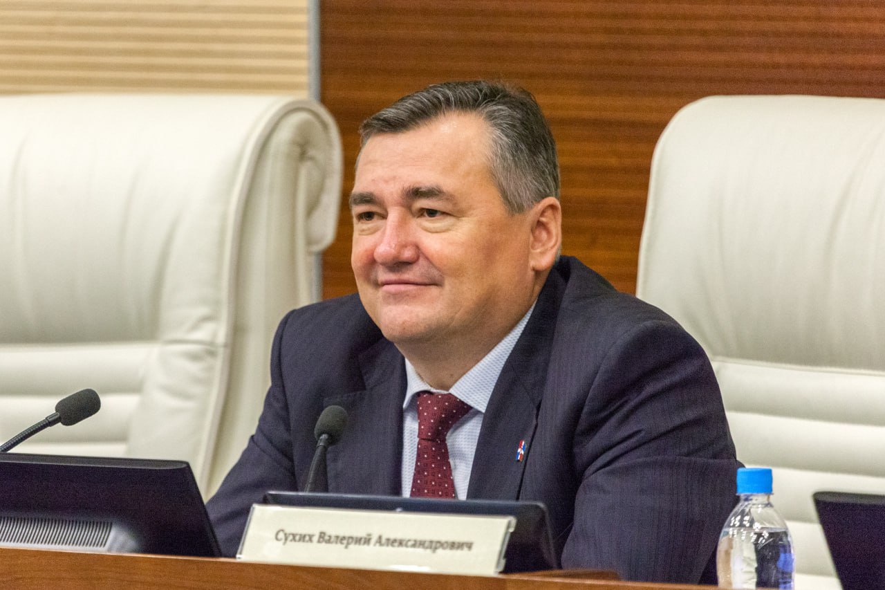 Валерий Сухих: «Доступность спорта напрямую влияет на качество жизни»  Председатель парламента Пермского края Валерий Сухих принял участие в работе 76-го заседания Совета законодателей Приволжского федерального округа, которое прошло в Пензе. Основная тема мероприятия – развитие массового спорта в России. Депутаты обсуждали предложения по ускорению разработки и реализации программы развития корпоративного спорта, субсидирования расходов регионов на сопутствующие расходы при создании центров подготовки по адаптивным видам спорта и масштабирования программы «Земский тренер». Целью последней является привлечение квалифицированных специалистов к работе в сельской местности и малых городах.