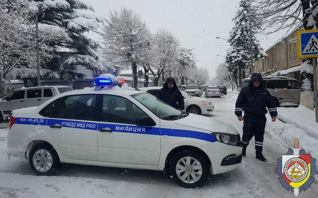 Оперативная обстановка в республике за неделю    Зарегистрировано два преступления, оба раскрыты органами внутренних дел.   За нарушение общественного порядка задержан один человек.   Зарегистрировано 3 ДТП. В результате аварий в больницу доставлены четыре человека, госпитализация им не потребовалась.   Выявлено 334 нарушения ПДД. В отношении двух водителей составлены административные протоколы за управление автотранспортом в состоянии алкогольного  опьянения.