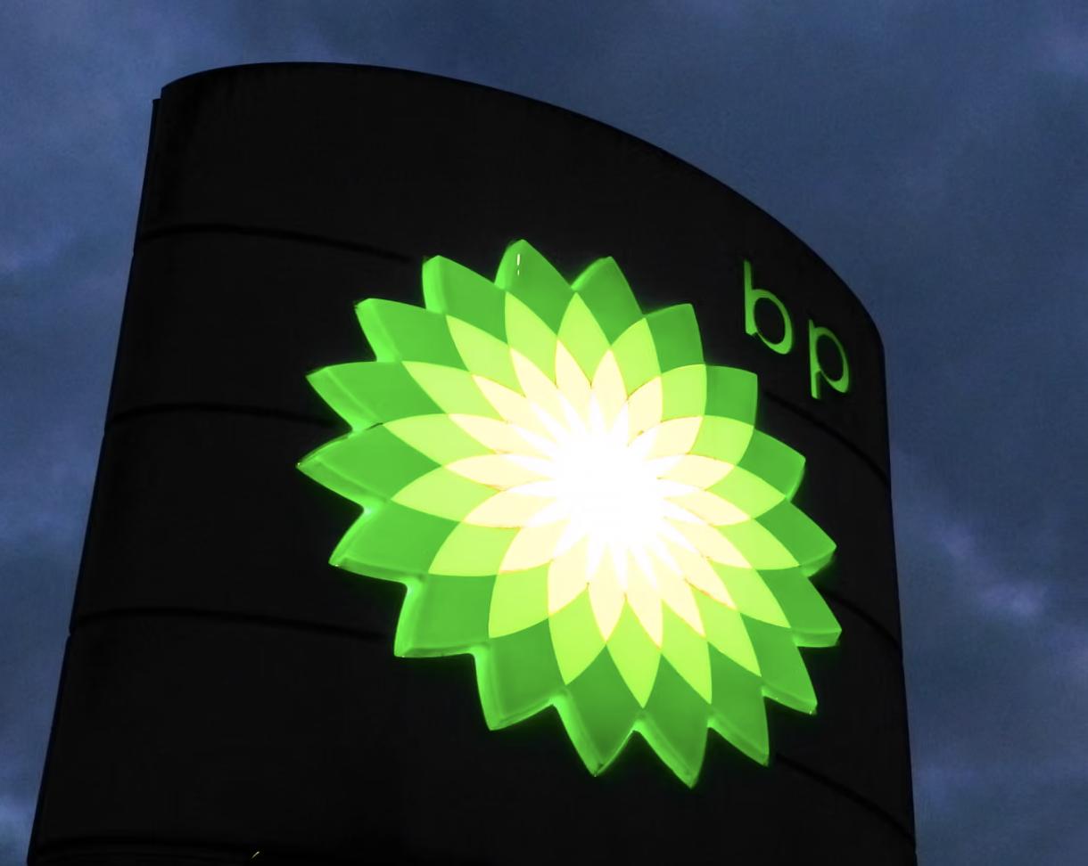 Акционеры требуют от BP новой стратегии The Guardian BP сталкивается с давлением со стороны инвесторов в преддверии публикации годовой отчетности Ожидается что компания сообщит о снижении прибыли третий год подряд Аналитики прогнозируют результат около 7 5 млрд против почти 9 млрд годом ранее что связано с ослаблением ценовой конъюнктуры в конце 2025 года ℹ  Дополнительное внимание акционеров приковано к смене руководства с апреля пост генерального директора займет Мег О Нил Инвесторы и активистские фонды требуют от компании более четкого стратегического курса особенно в части расходов на нефтегазовые проекты и подготовки бизнеса к долгосрочному снижению спроса на ископаемое топливо Ранее BP вновь сделала ставку на нефть и газ запустив семь новых проектов однако это вызвало критику со стороны экологических организаций и активистов Они считают что такие инвестиции несут финансовые риски на фоне энергоперехода и ожидаемого снижения спроса на нефть после 2030 года