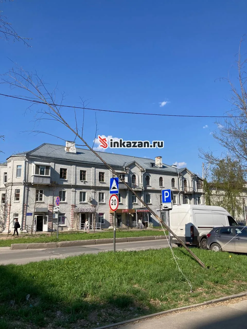нампишут что на улице Белинского в Казани дерево повисло на проводах Дерево надломилось у корня поэтому упало Слава богу не на людей Но и нынешнее его положение выглядит опасно сообщил читатель Встречаемся в МАКС
