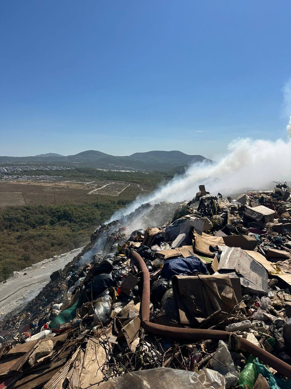 Госдума продлила сроки работы старых полигонов ТКО до 2028 года Теперь полигон Щелба просто так не закрыть INTERFAX Госдума приняла закон который до 1 января 2028 года продлевает возможность эксплуатации объектов размещения твердых коммунальных отходов построенных до 1 января 2019 года и не имеющих всех необходимых документов Законопроект 979006 8 внесла в парламент Брянская областная дума Он устанавливает что до 1 января 2028 года твердые коммунальные отходы можно привозить на свалки которые уже использовались по состоянию на 1 января 2019 года но не были внесены в государственный реестр объектов размещения отходов а также на объектах включенных в реестр если их вместимость предусмотренная проектной документацией превышена Сейчас таким полигонам разрешено работать до 1 января 2026 года далее они должны быть закрыты исключены из территориальных схем и рекультивированы Авторы законопроекта в пояснительной записке указывали что закрытие этих объектов без продления сроков потребует немедленного строительства новых полигонов во всех задействованных регионах В субъектах строительство новых объектов осложнено рядом факторов включая действия в условиях режима контртеррористической операции повышенные риски для подрядчиков и ограничения которые делают реализацию инфраструктурных проектов затруднительной Подписаться на каналы Новости Подработка Помощь Мы в MAX Вещи даром