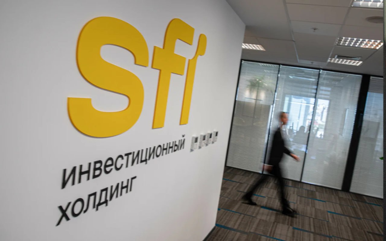 Холдинг SFI закрыл сделку по продаже ЛК Европлан Альфа Банку компания SFIN LEAS Альфа Банк заплатил 50 79 млрд руб за принадлежавшие холдингу акции компании SFI также получил от Европлана дивиденды за 9 месяцев 2025 года в размере 6 1 млрд руб Альфа Банк в установленный законом срок направит миноритарным акционерам Европлана официальное предложение о выкупе их акций jkinvest news jkinvest