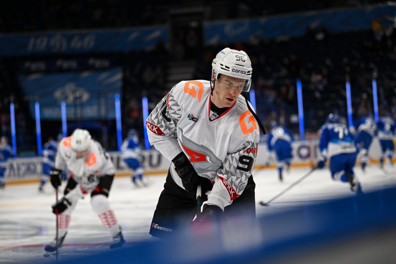 Авангард впервые с 2018 года обыграл в Москве Динамо 4 1 Последний раз победить бело голубых в гостях удавалось в сентябре 2018 года во второй игре Боба Хартли во главе Авангарда И вот спустя семь лет с лишним ястребы одерживают максимально уверенную победу и продолжают удерживать второе место на Востоке Очередной гол на счету Дамира Шарипзянова Игорь Мартынов наконец то реализовал свой выход 1 в 0 плюс дубль оформил Майкл Маклауд Убедительная победа Авангарда уже седьмая подряд Следующая игра Санкт Петербург 3 февраля 22 30 Шанхай Дрэгонс Авангард Om1 Омск в MAX