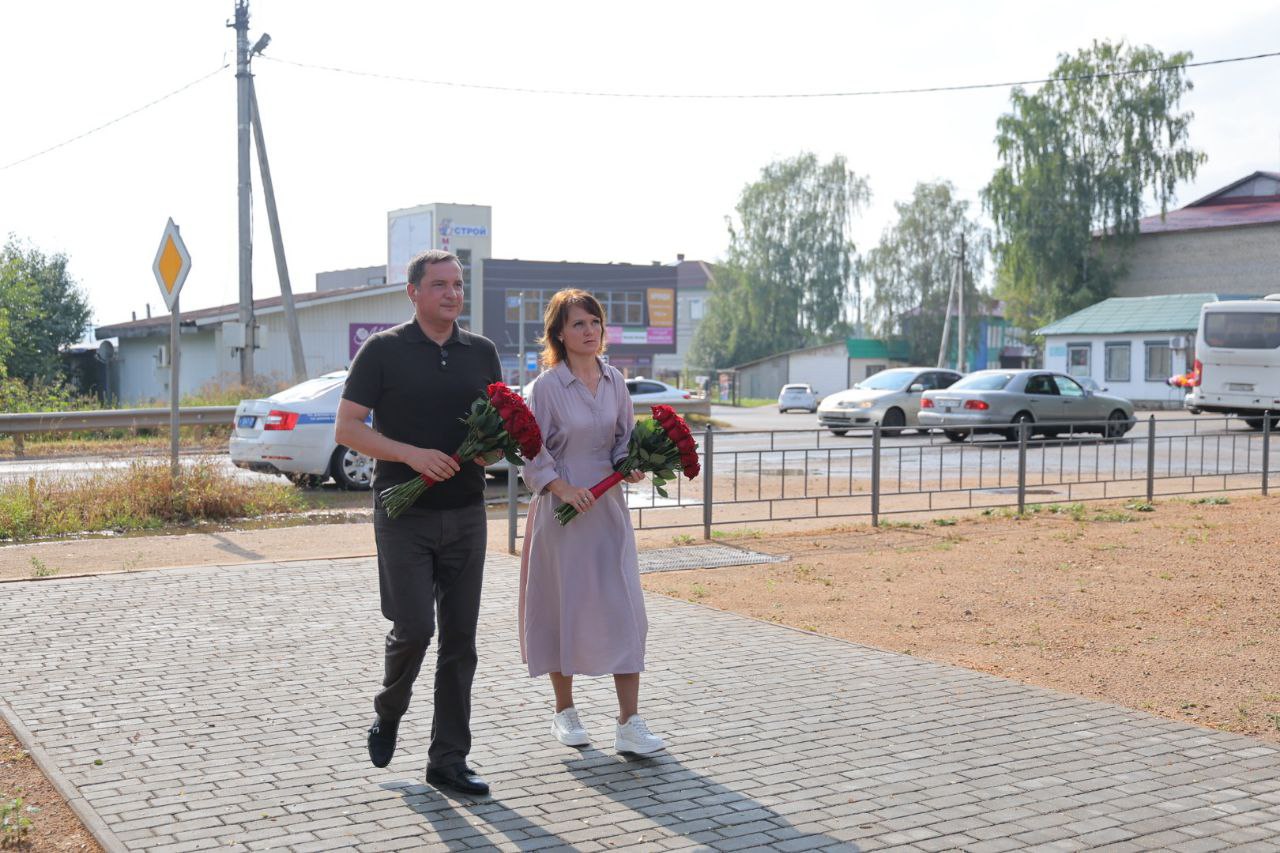 Цыбульский В Ильинско-Подомском открыли Сквер воинской славы — новый символ памяти и уважения к подвигу российских солдат. Сквер создан по инициативе ветеранов ВДВ при поддержке нашего регионального проекта «Комфортное Поморье». В проект вложены не только бюджетные средства, но и труд самих жителей села. Это пример настоящего народного участия. Сквер уже стал местом проведения памятных мероприятий и важной площадкой для патриотического воспитания. Проект «Комфортное Поморье» — уже не только отличный механизм для благоустройства территорий, он объединяет людей для того, чтобы сделать населенные пункы комфортными, чтобы сохранять уважение к истории и к своим героическим землякам. В этом году в областном бюджете на программу «Комфортное Поморье» заложено 500 млн рублей, на следующий год... подробнее на канале: Цыбульский @