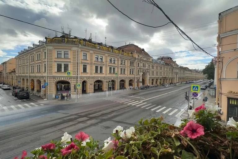 Стало понятно как инвестор будет ремонтировать корпуса Апрашки Речь идет о корпусах 37 38 по Садовой улице д 28 30 В мае 2024 года крупнейший частный собственник помещений на рынке КЦ Питер заявил о готовности заняться их реставрацией и дальнейшим приспособлением Но первоначально компании надо было подготовить проектную документацию Эти корпуса образуют объект культурного наследия регионального значения Апраксин двор с Мариинским рынком бывшим Щукиным двором А значит без отмашки комитета никакие работы здесь проводить нельзя Инвестор больше года готовил документы и вот 27 октября КГИОП опубликовал по ним положительное заключение Из акта государственной историко культурной экспертизы следует что эти корпуса по проекту планируют реконструировать и приспособить под непродовольственную торговлю Подробности в материале Ани Грень Читай нас в MAX Подпишись на Комсомольскую правду СПб